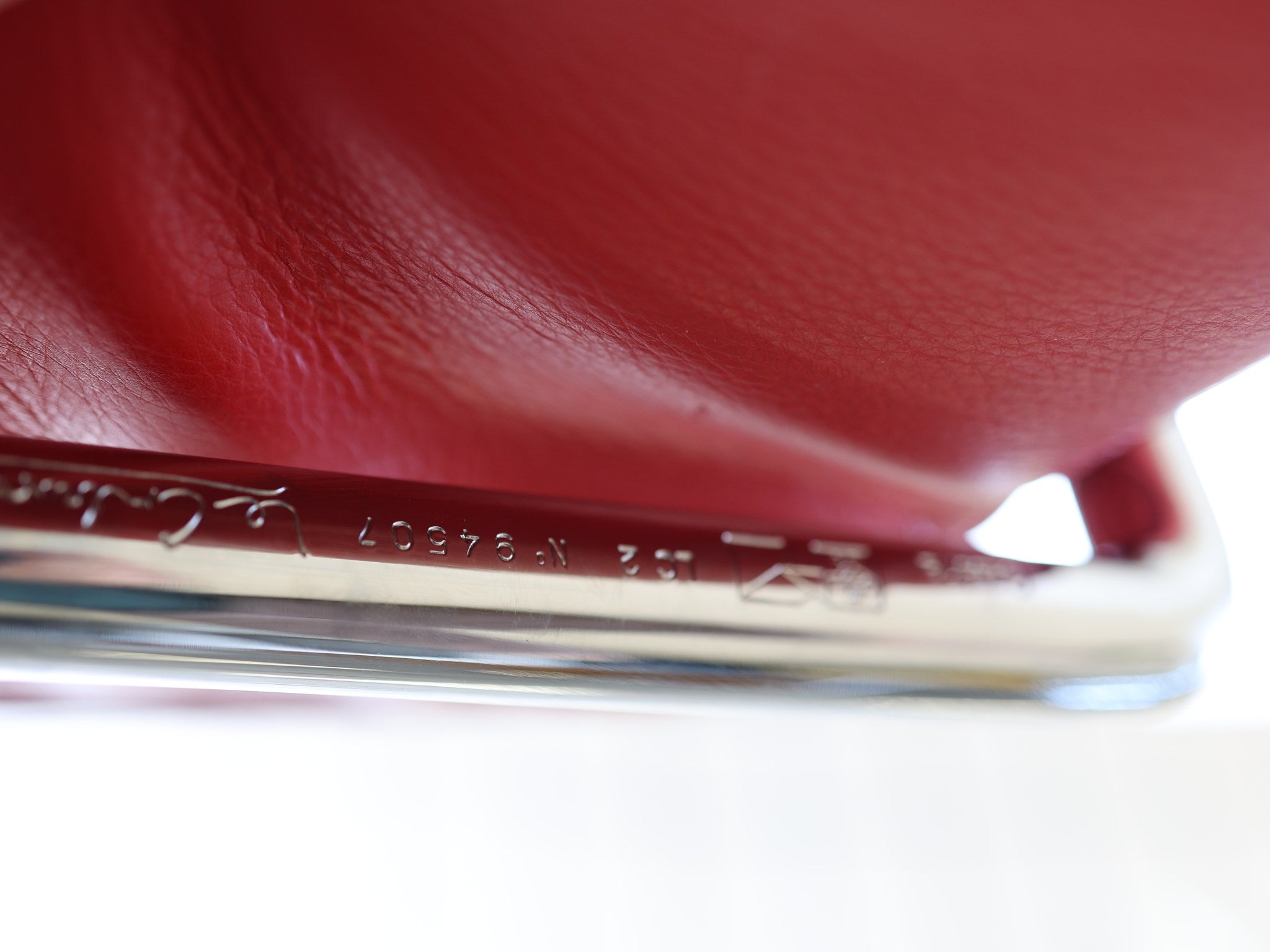 Cassina LC2 Designklassiker, Detailansicht der Lederpolsterung in Rot