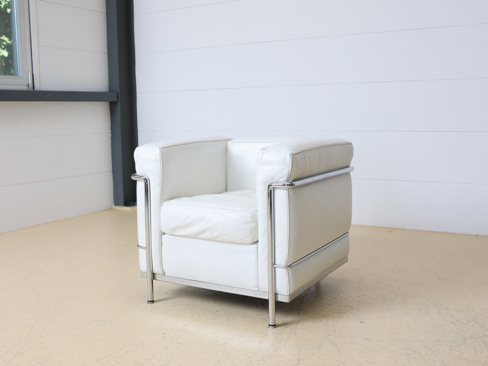Cassina LC2 Le Corbusier Sessel, weisses Leder, Detailaufnahme