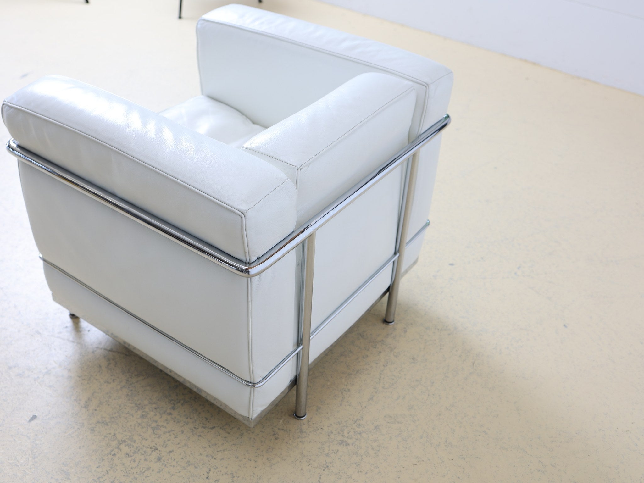 LC2 Sessel von Le Corbusier, Gesamtansicht weisses Leder