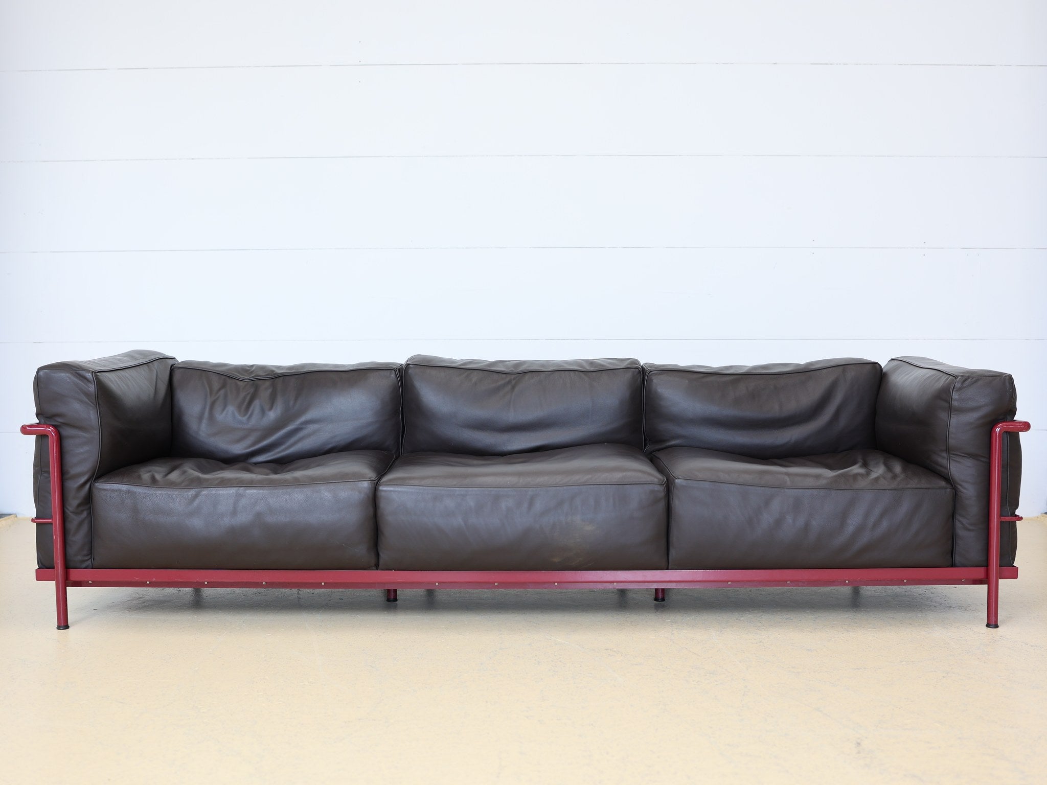 Frontalansicht des Le Corbusier LC3 Sofas in Dunkelbraun