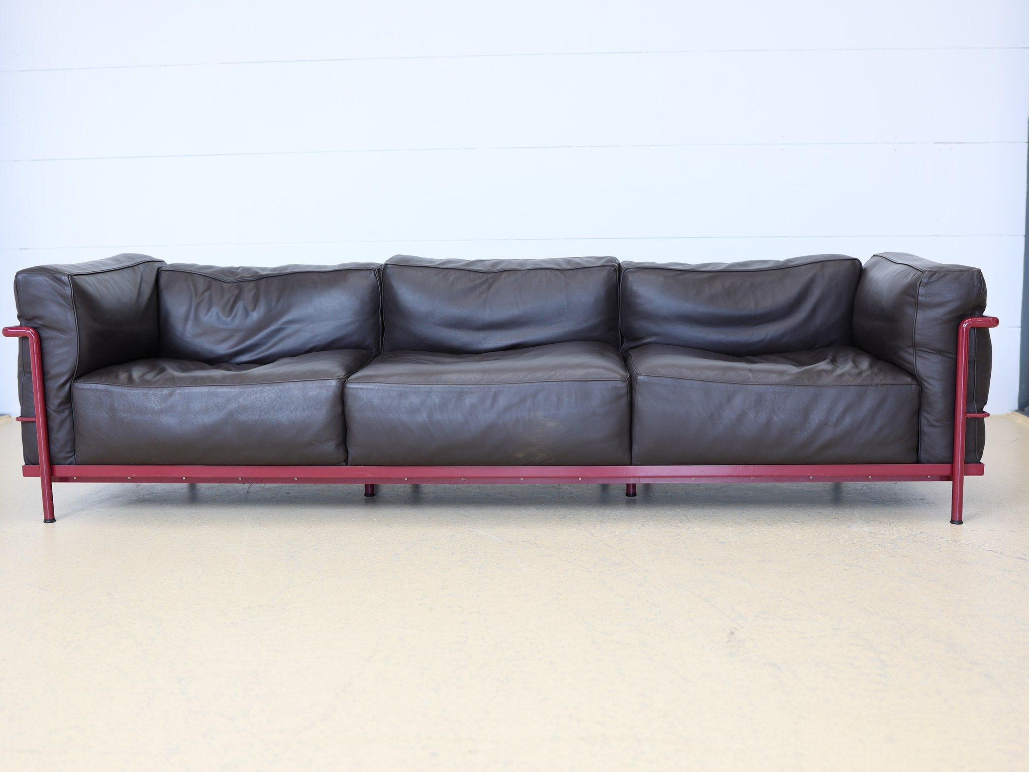 LC3 Sofa von Le Corbusier – Detailansicht des charakteristischen Stahlrohrrahmens in Bordeaux