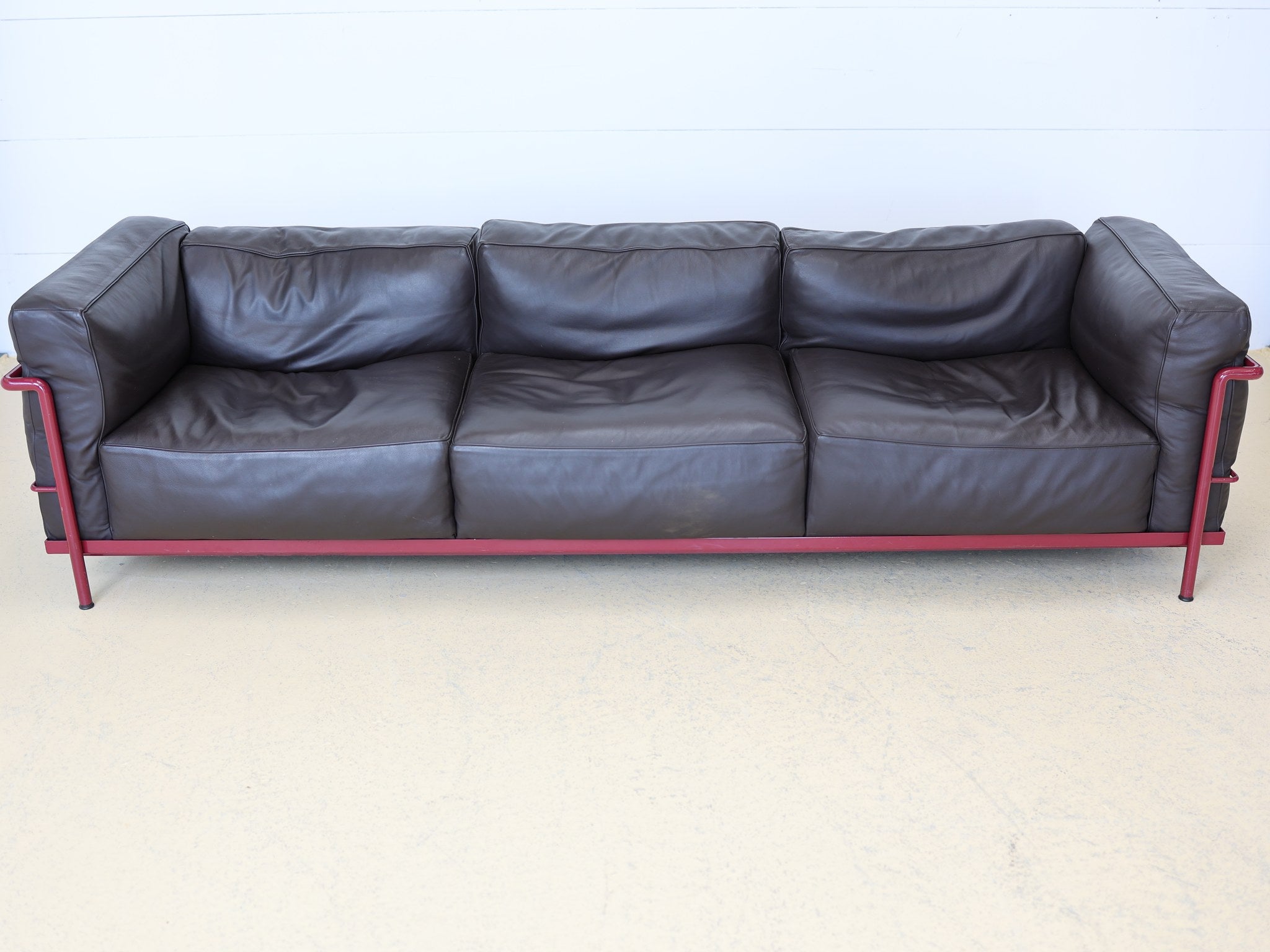Cassina LC3 Ledersofa Seitenansicht mit sichtbarer Bauhaus-Konstruktion