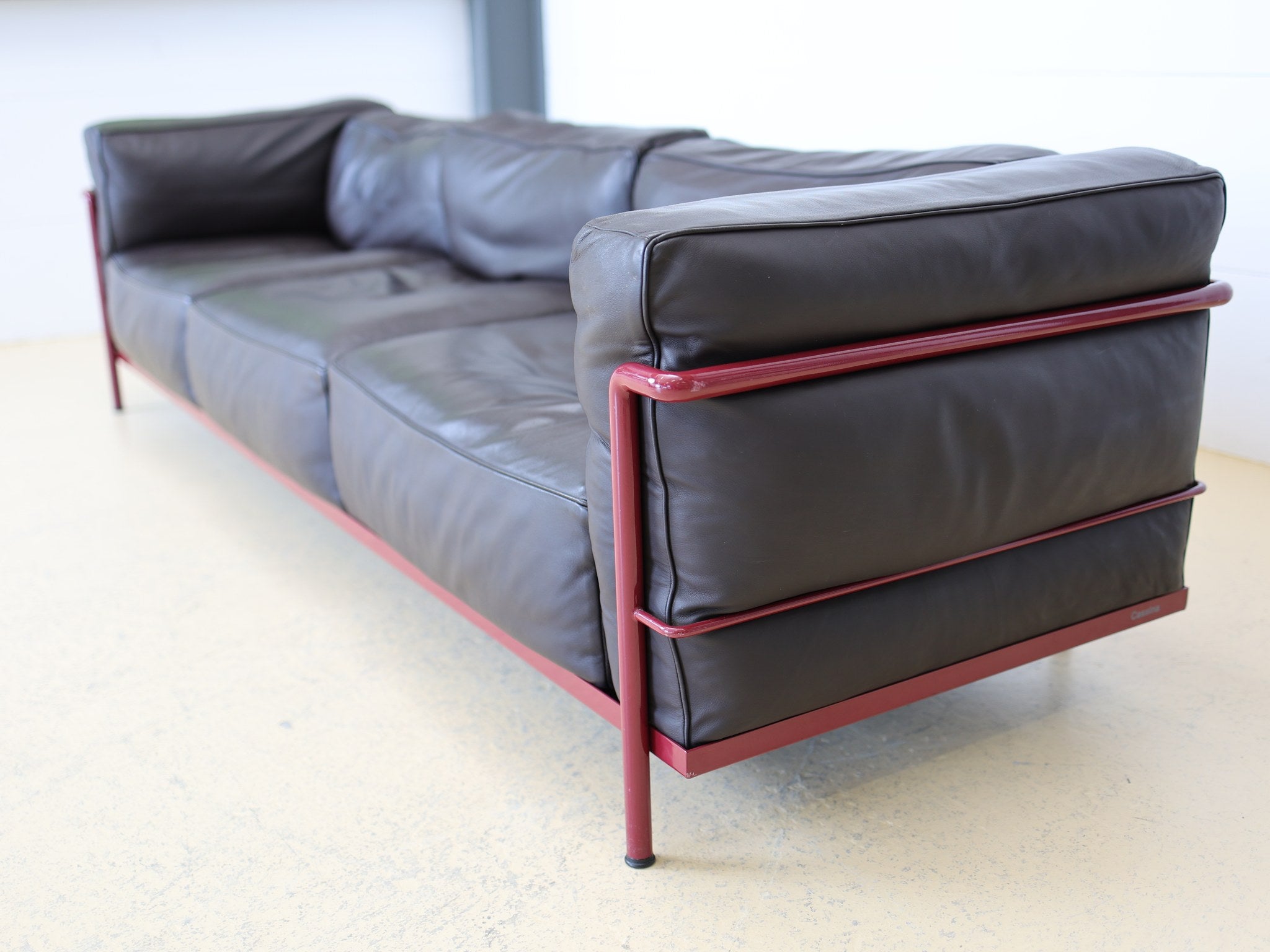 Le Corbusier Signatur auf dem Rahmen des authentischen Cassina LC3