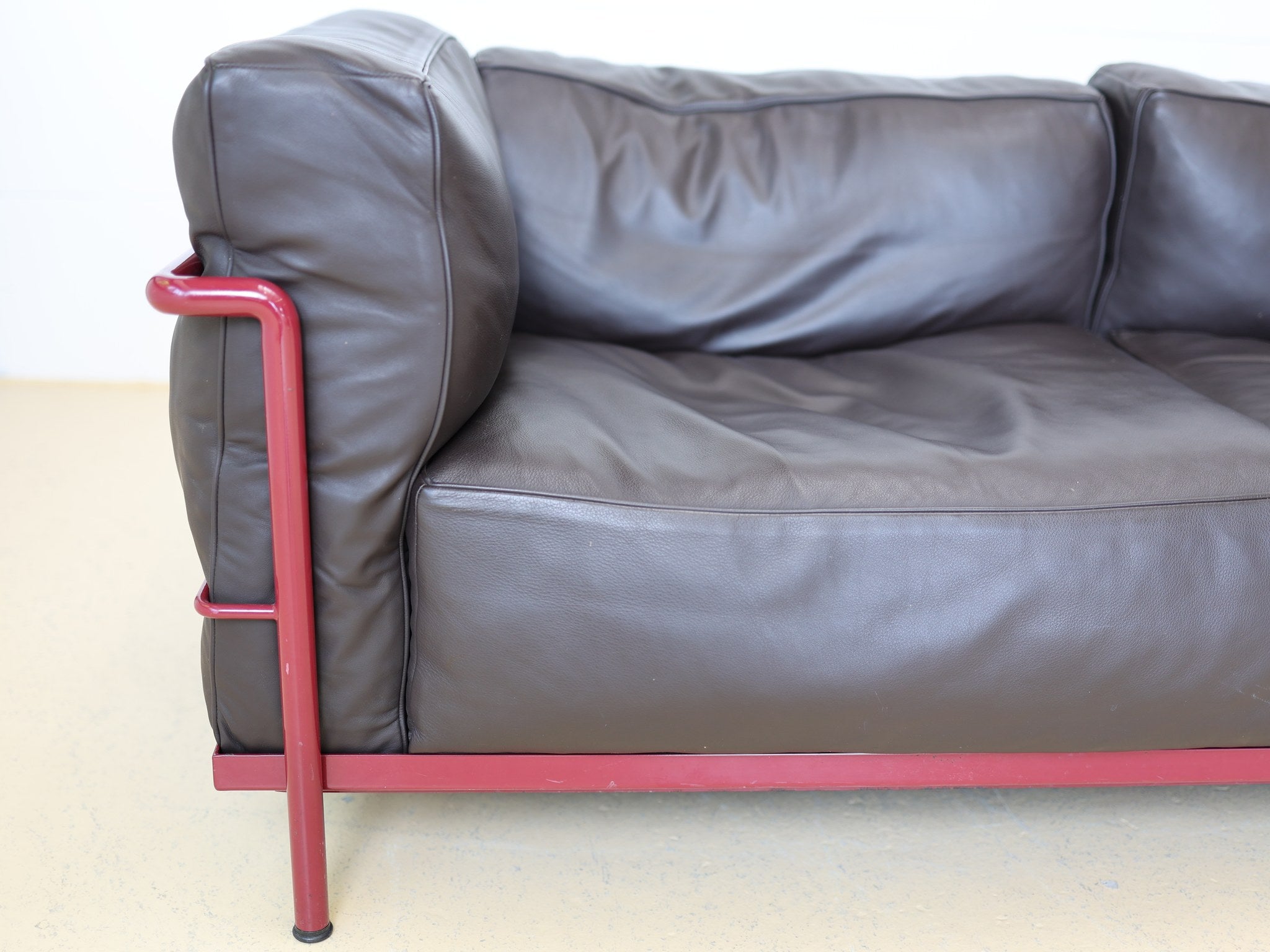 Detailaufnahme der Lederpolsterung am Cassina LC3 Sofa