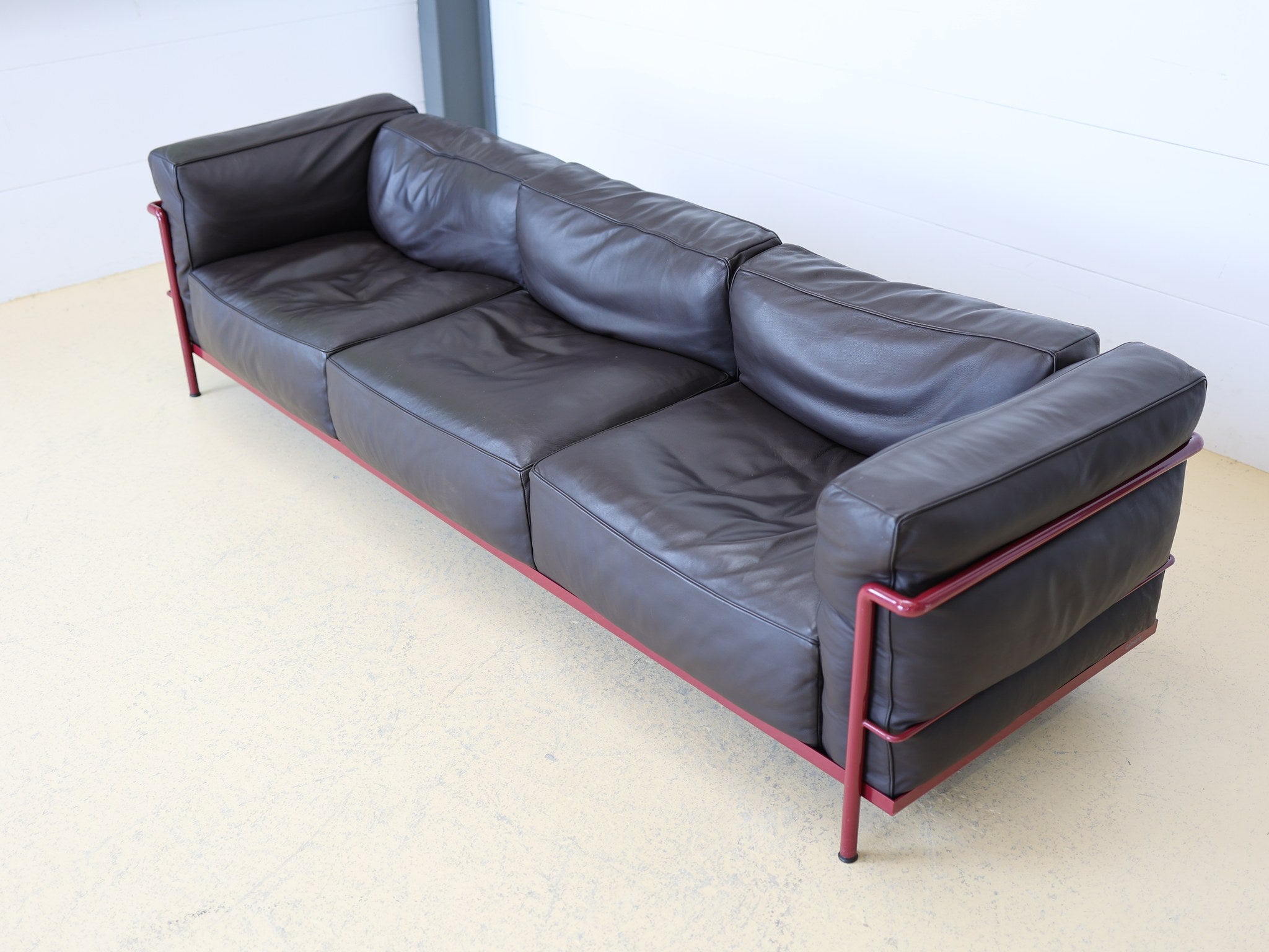 Cassina Logo und Seriennummer am LC3 Drei-Sitzer
