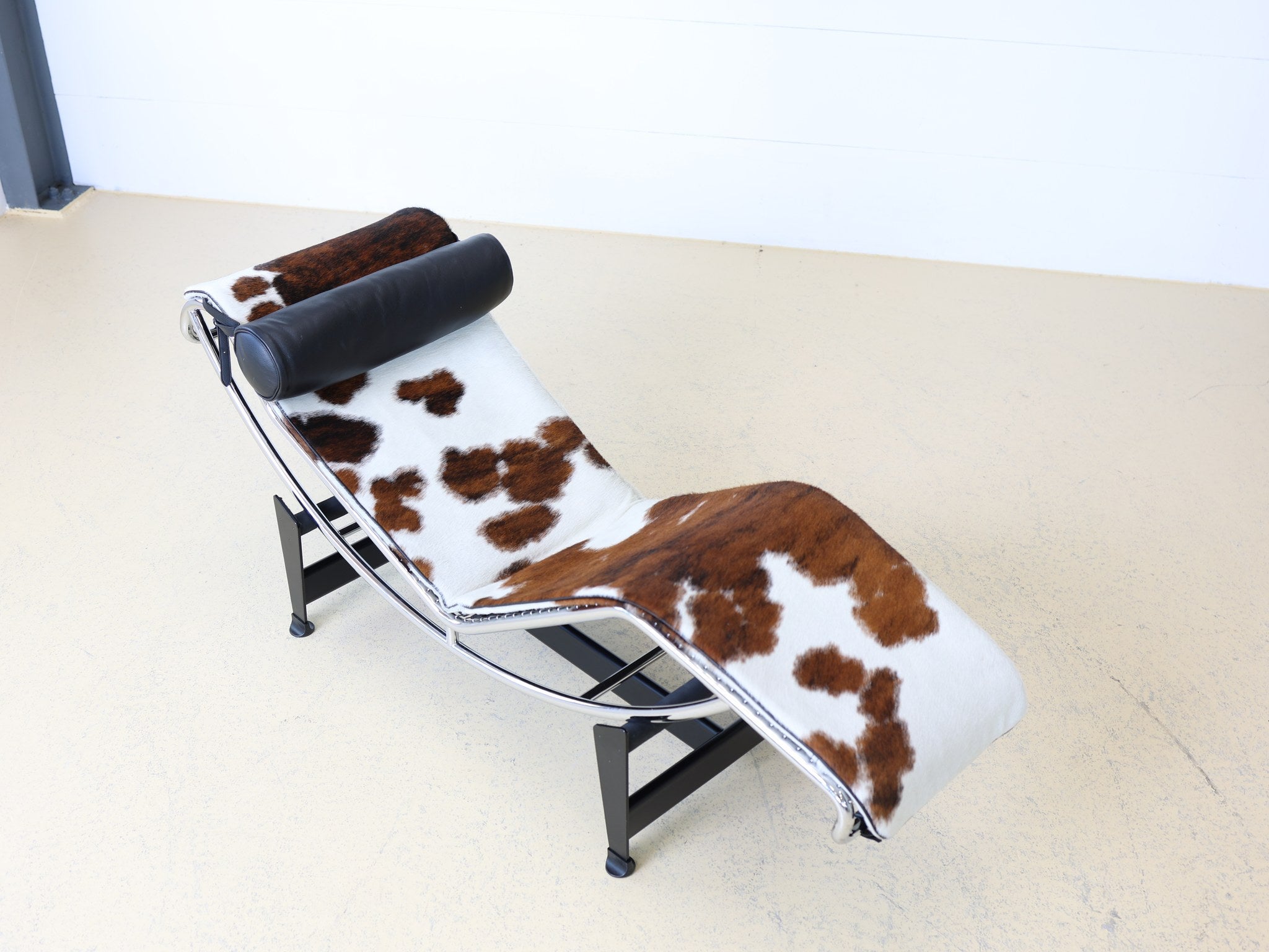 Cassina LC4 Chaiselongue mit Ponyfell Tricolor von Le Corbusier bei atelier TILIJA