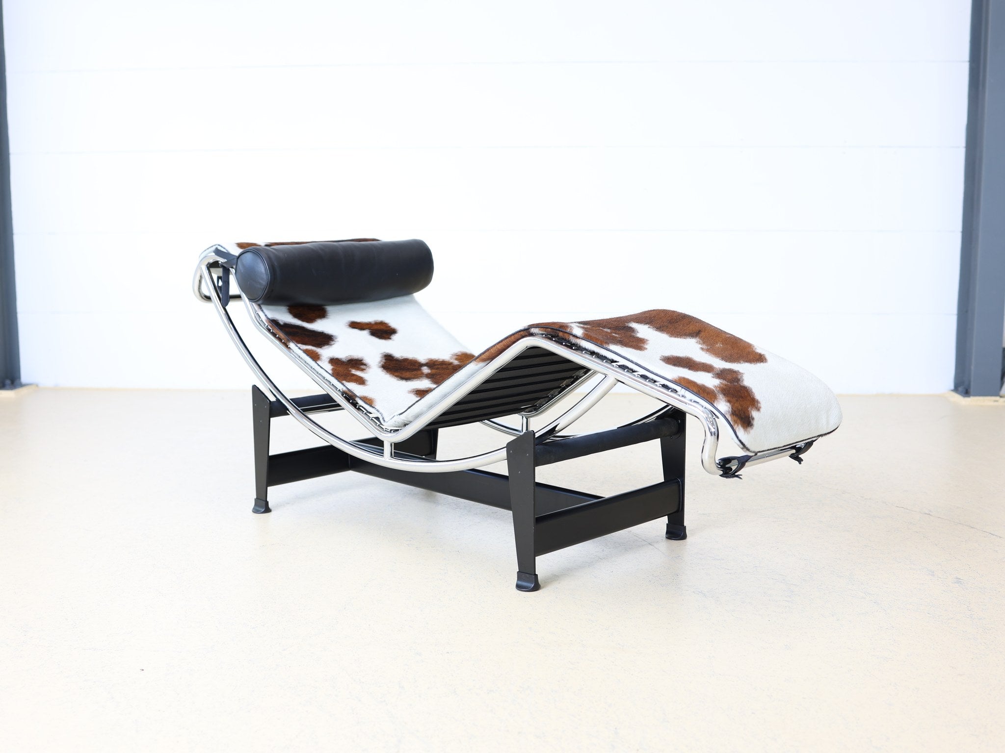 Cassina LC4 Ponyfell Tricolor Gesamtansicht von der Seite