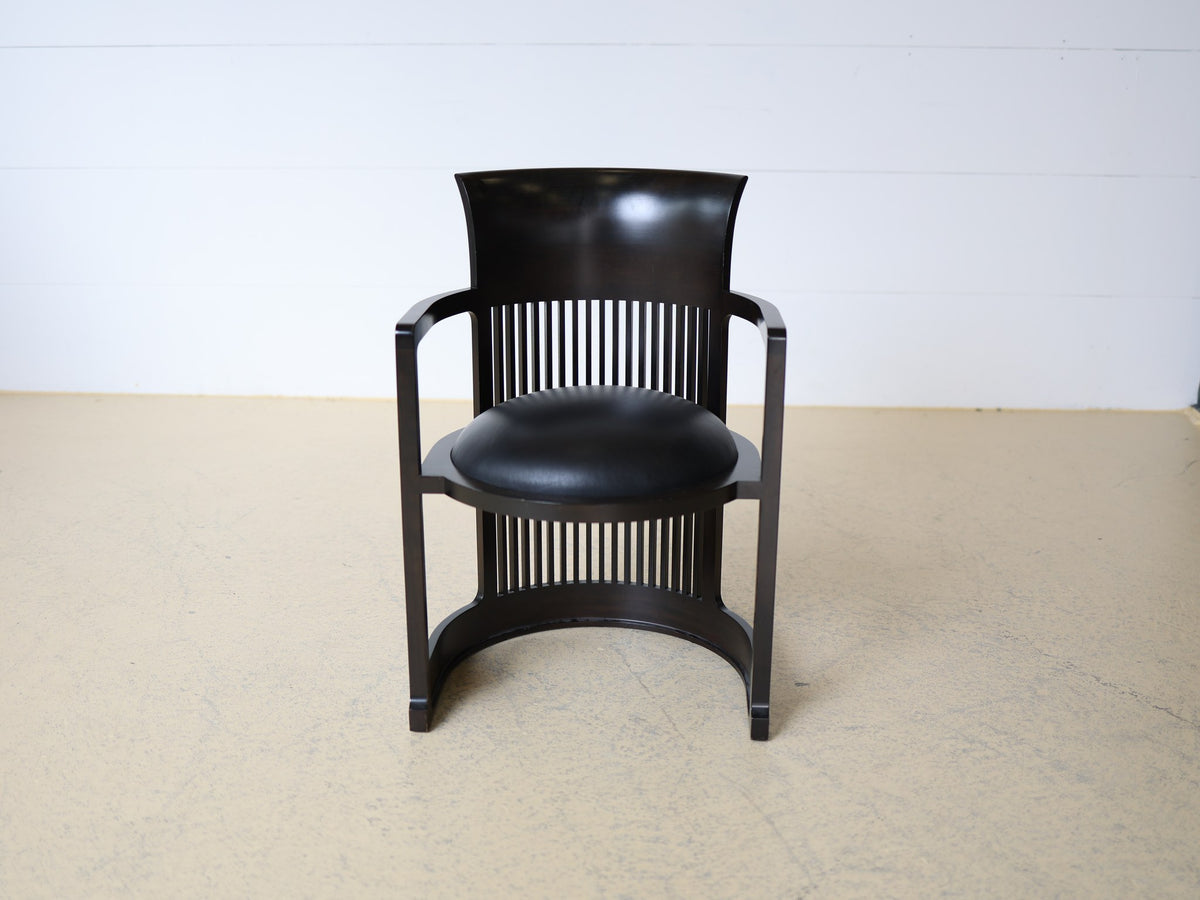 Cassina Barrel Chair 606 Frank Lloyd Wright, ebonisiertes Kirschholz schwarz, schwarzes Leder, Gesamtansicht