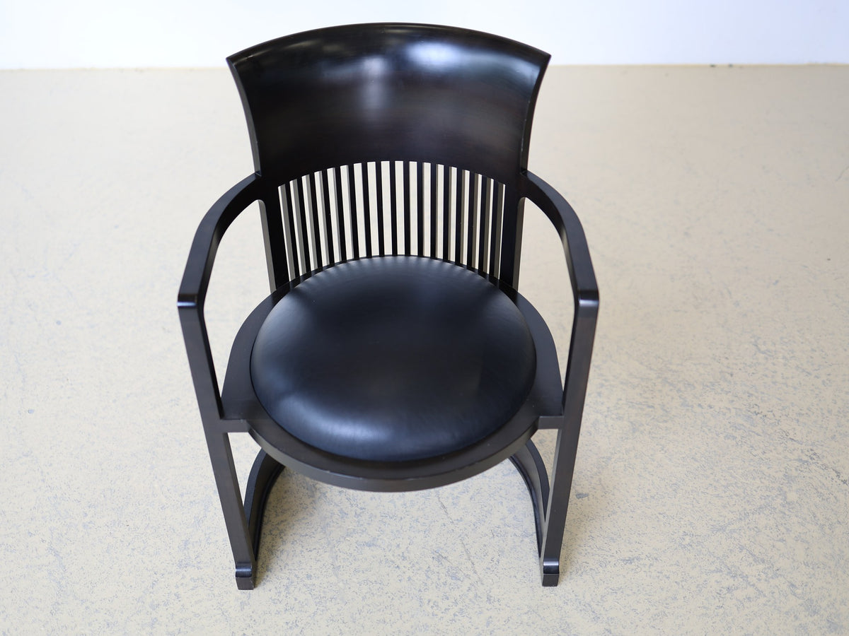 Frank Lloyd Wright Barrel Chair 606 Cassina Rückansicht Prairie Style Holzkonstruktion schwarz