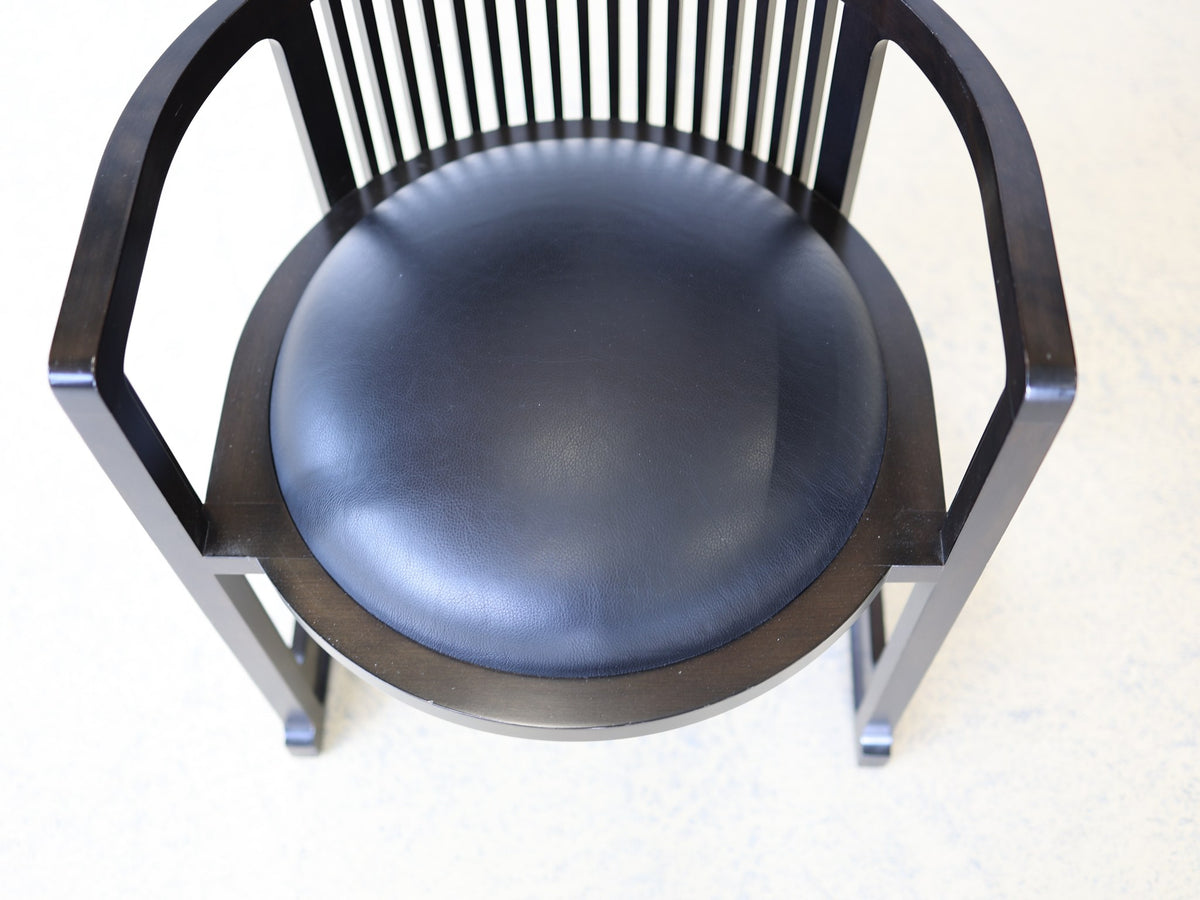 Cassina 606 Barrel Chair Sitzfläche schwarzes Leder rund gepolstert ebonisiertes Holz