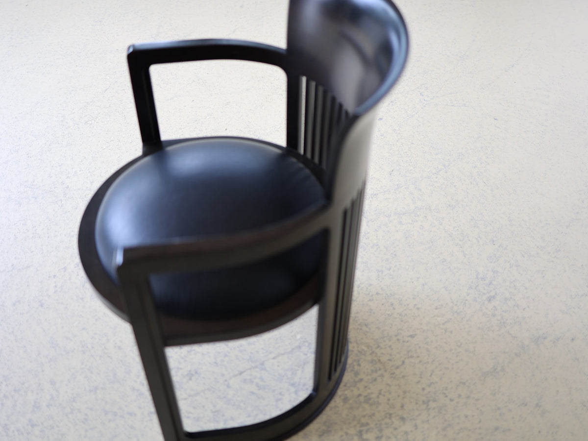 Barrel Chair 606 Cassina geschwungene Beine halbkreisförmiger Fuss Detailansicht schwarz