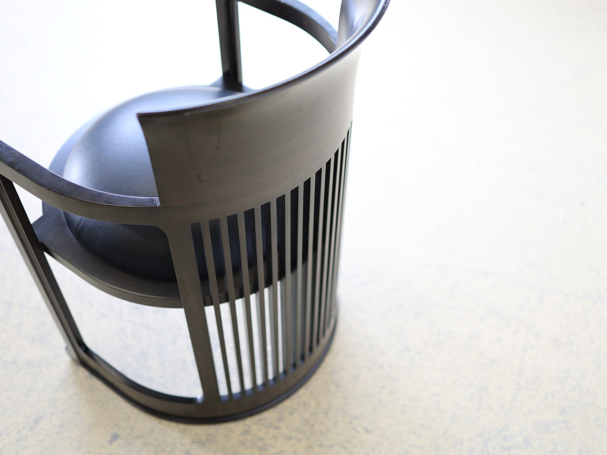 Frank Lloyd Wright Barrel Chair Cassina Seitenansicht tonnenförmige Silhouette Kirschholz ebonisiert