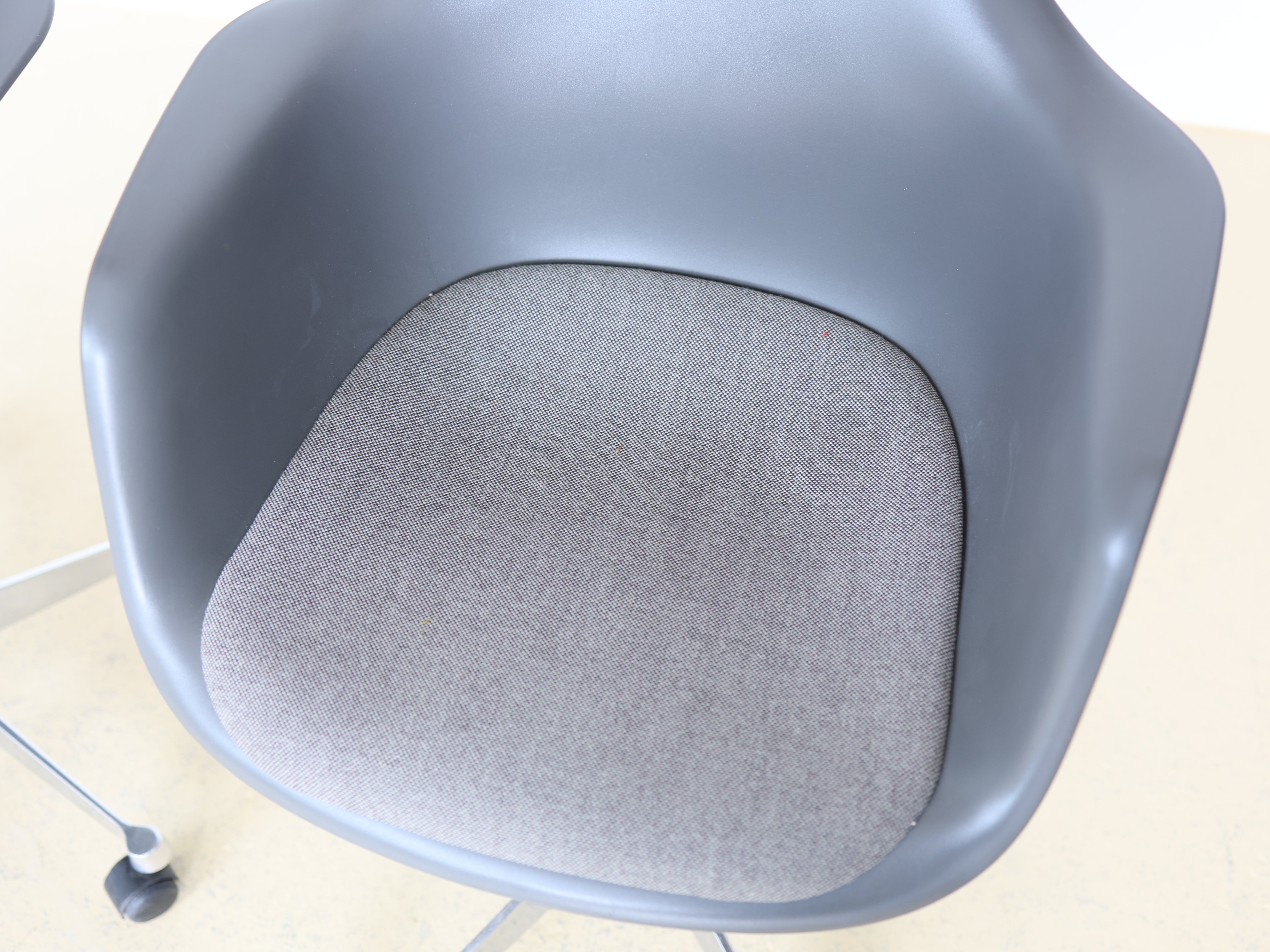 Vitra Charles & Ray Eames Plastic Armchair (PACC) Bürostuhl in Grau mit verchromtem Fünfsternuntergestell auf Rollen. Klassischer Design-Drehstuhl für das Home Office, erhältlich bei atelier TILIJA.