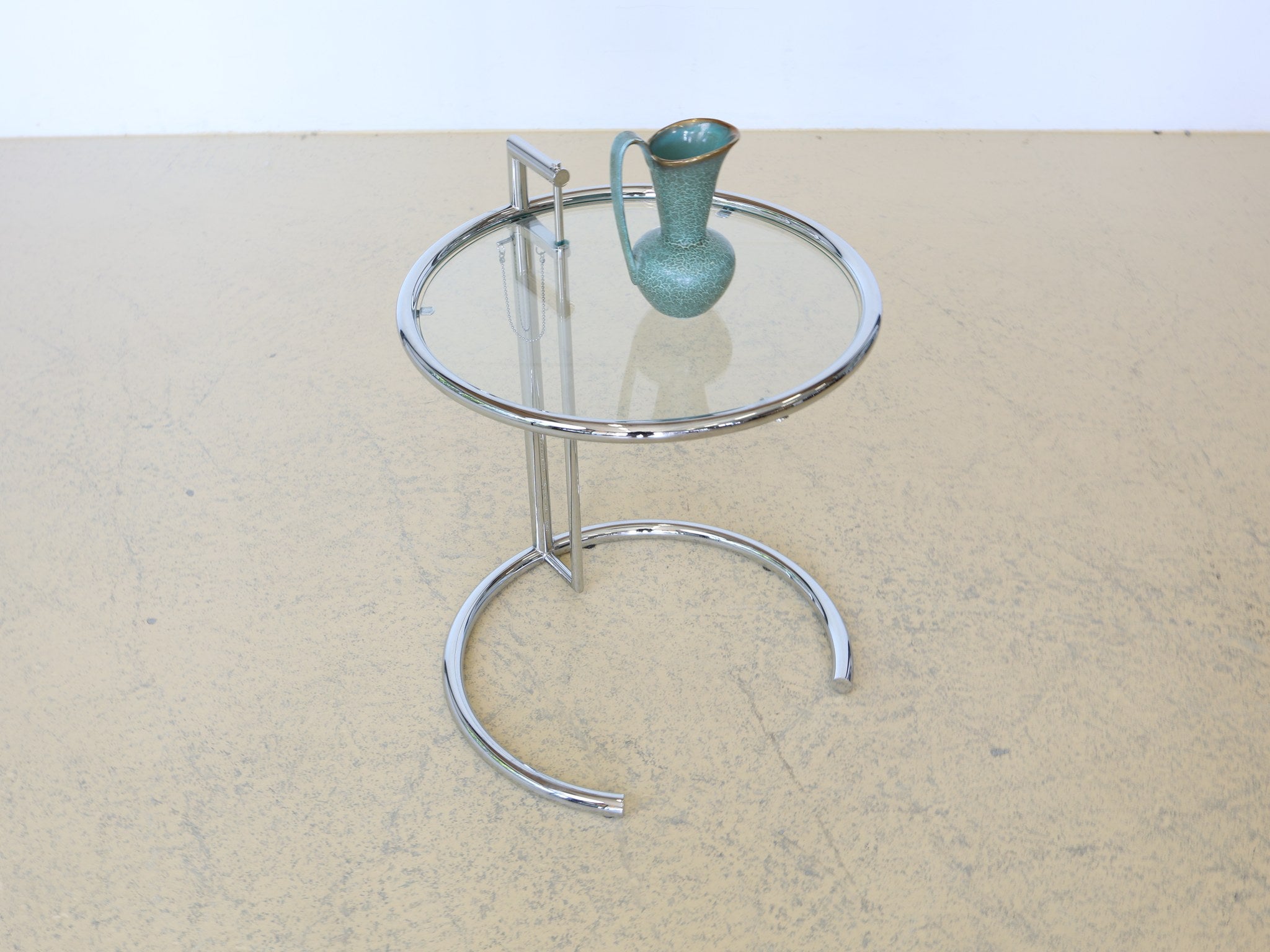 Eileen Gray Adjustable Table E 1027 von ClassiCon mit verchromtem Stahlrohrgestell und Glasplatte