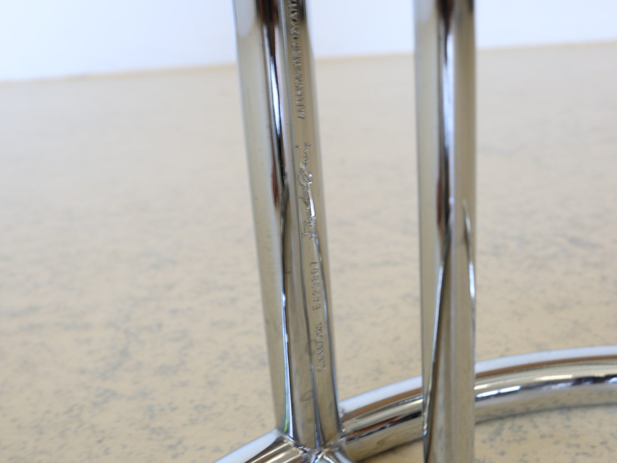 ClassiCon E 1027 Beistelltisch höhenverstellbar mit charakteristischem C-förmigem Fuss