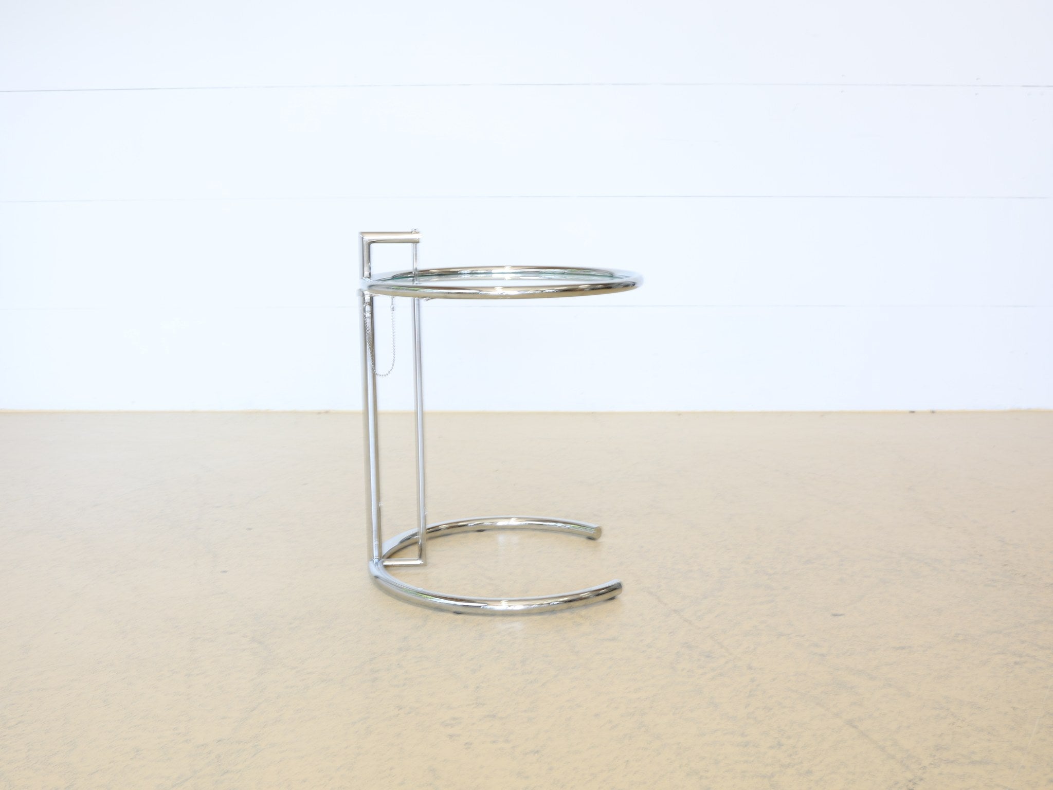 Detail des höhenverstellbaren Mechanismus mit Arretierkette am Adjustable Table