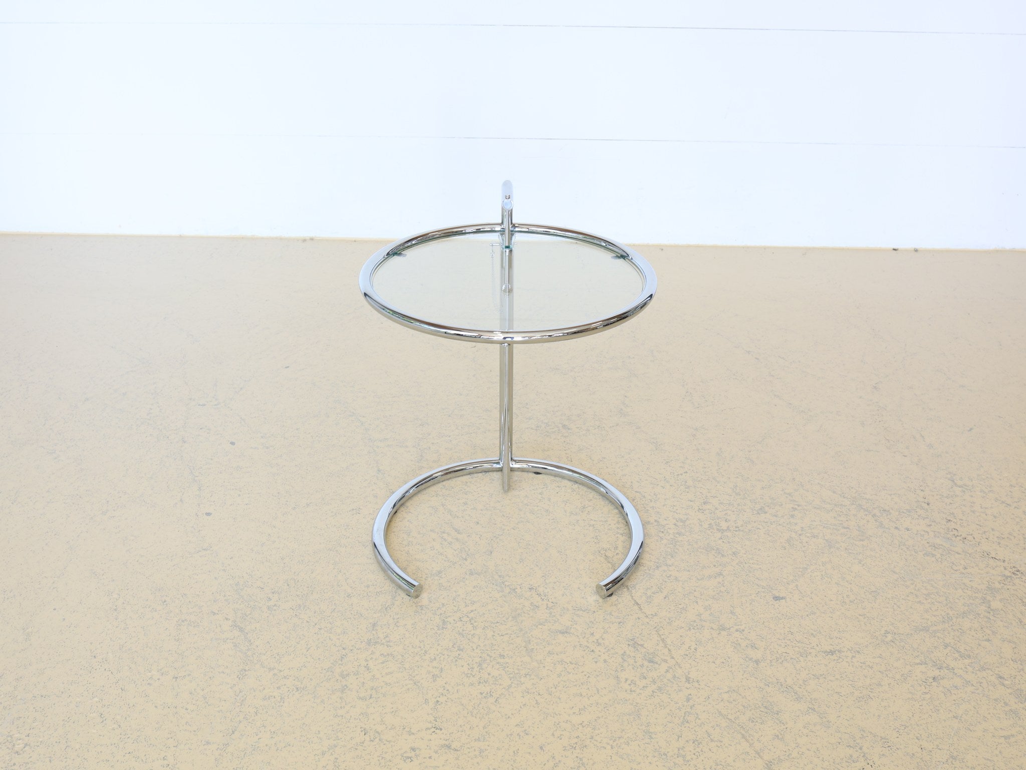 Seitenansicht des E 1027 mit rundem Glasplatten-Ring und offenem Ringfuss