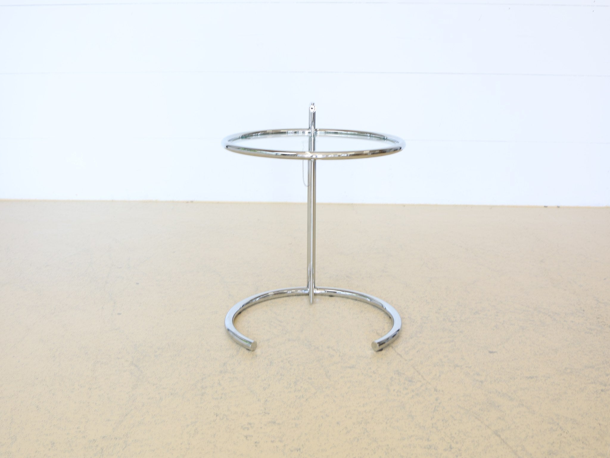 ClassiCon Herstellerprägung und Eileen Gray Signatur am Stahlrohr des E 1027
