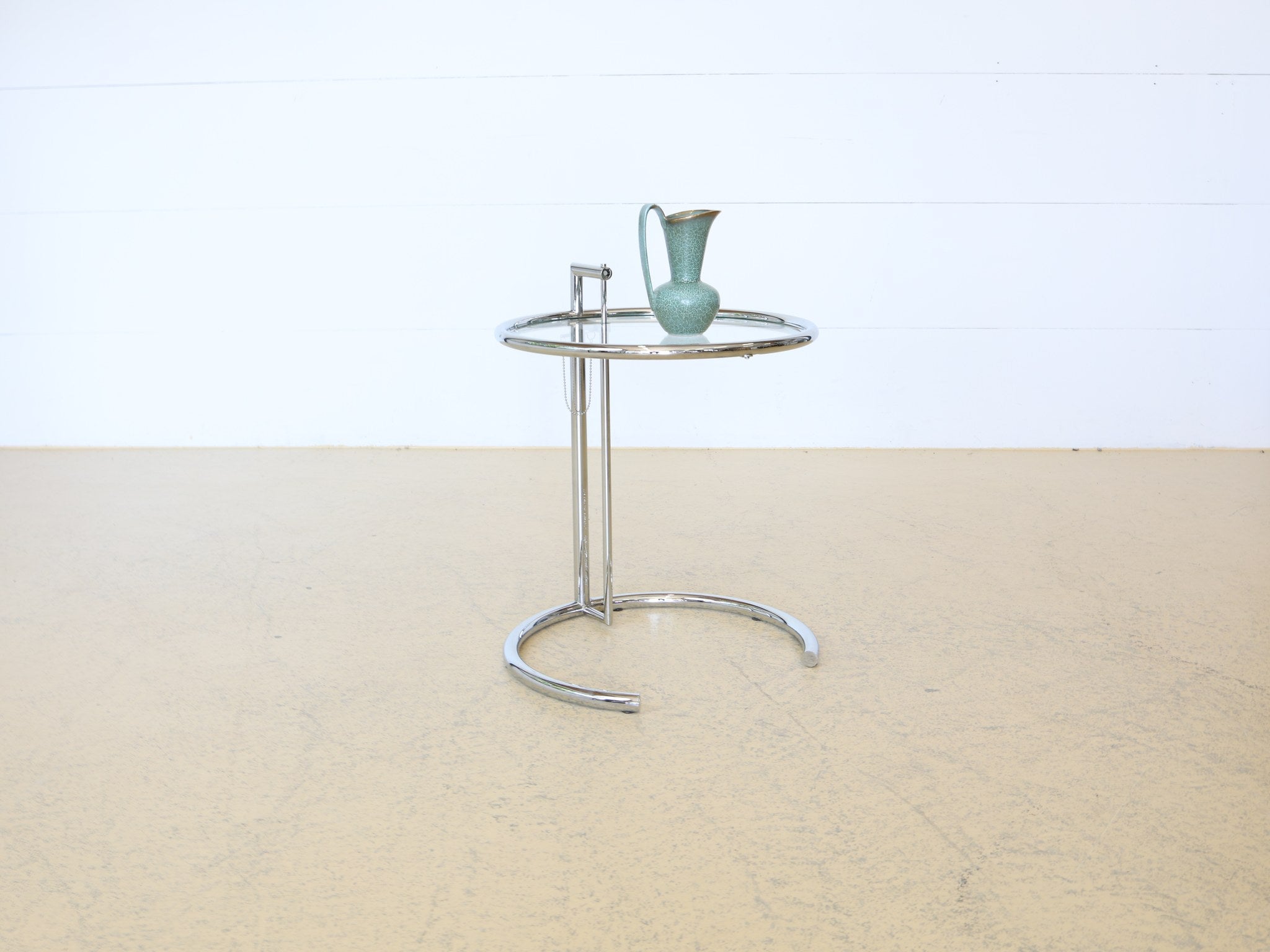 Adjustable Table E 1027 Gesamtansicht zeigt elegante Bauhaus-Proportionen