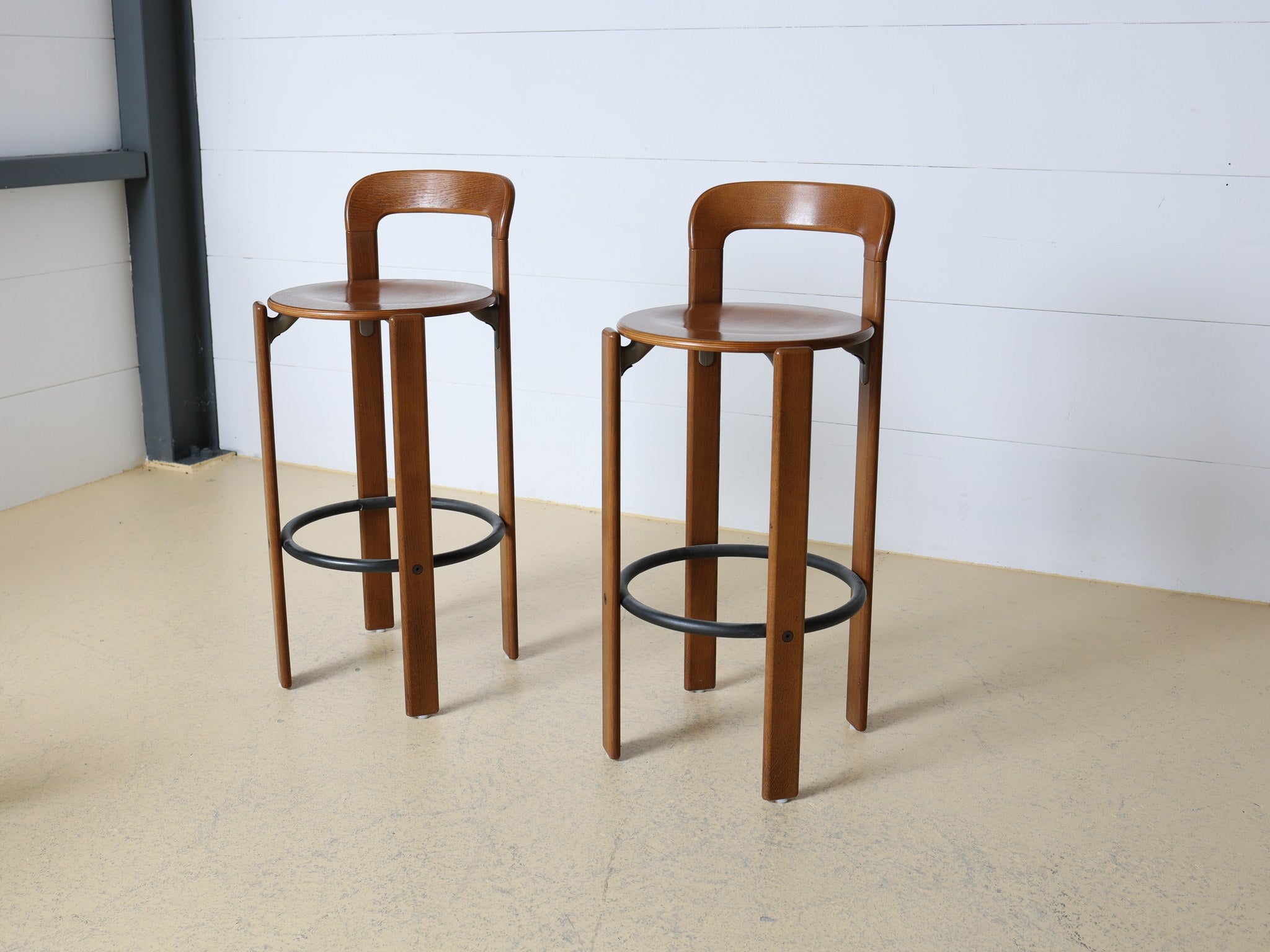Bruno Rey Barhocker Paar von Dietiker in Nussbaum gebeizt Schweizer Design 1970er
