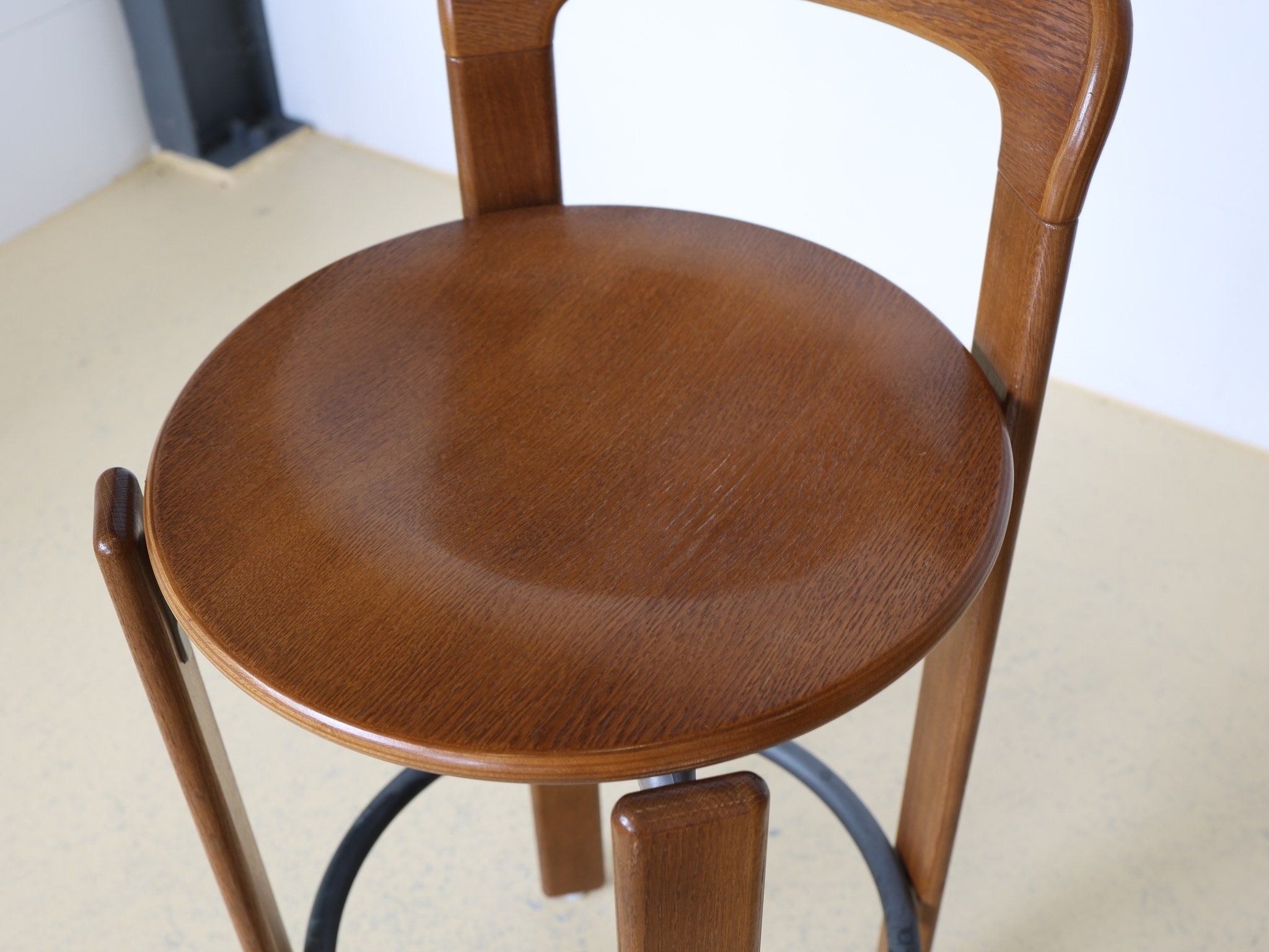 Detailansicht der patentierten Aluminium-Druckguss-Verbinder am Rey Barhocker