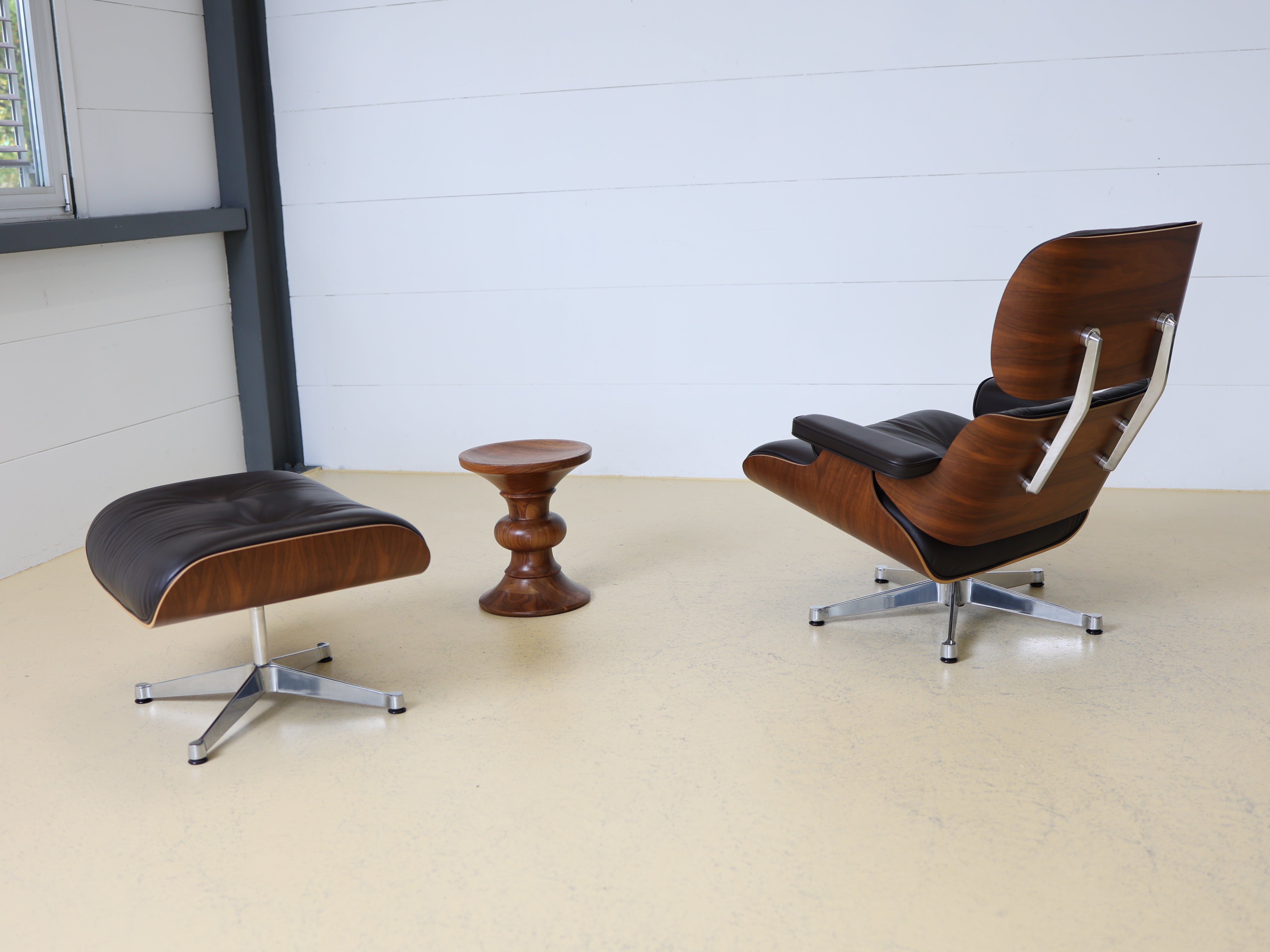 Original Vitra Eames Lounge Chair für Vitra in dunkelbraunem Leder und Nussbaum-Holzschale schwarz pigmentiert. Der ultimative Designklassiker bei atelier TILIJA.