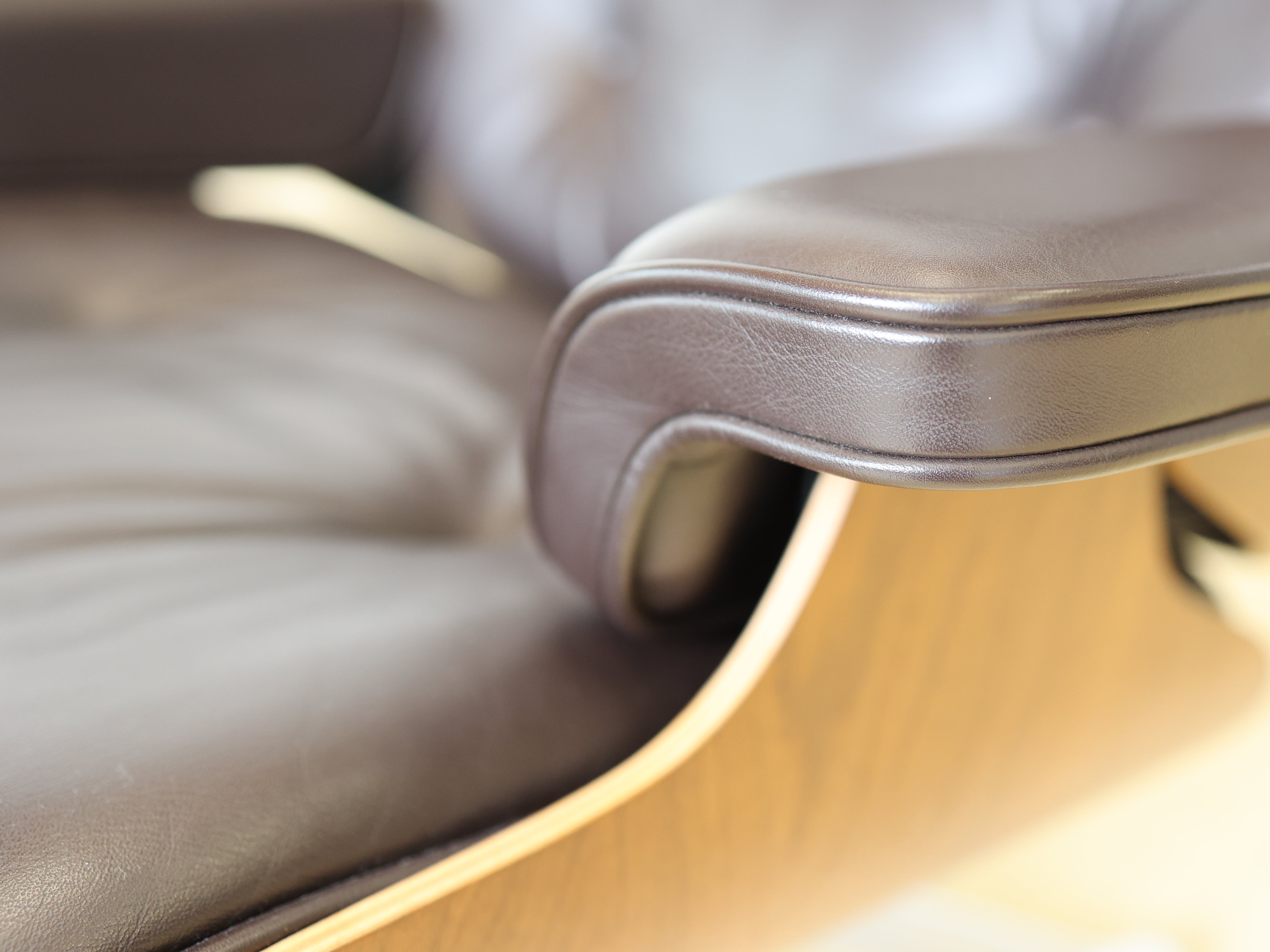 Original Vitra Eames Lounge Chair für Vitra in dunkelbraunem Leder und Nussbaum-Holzschale schwarz pigmentiert. Der ultimative Designklassiker bei atelier TILIJA.
