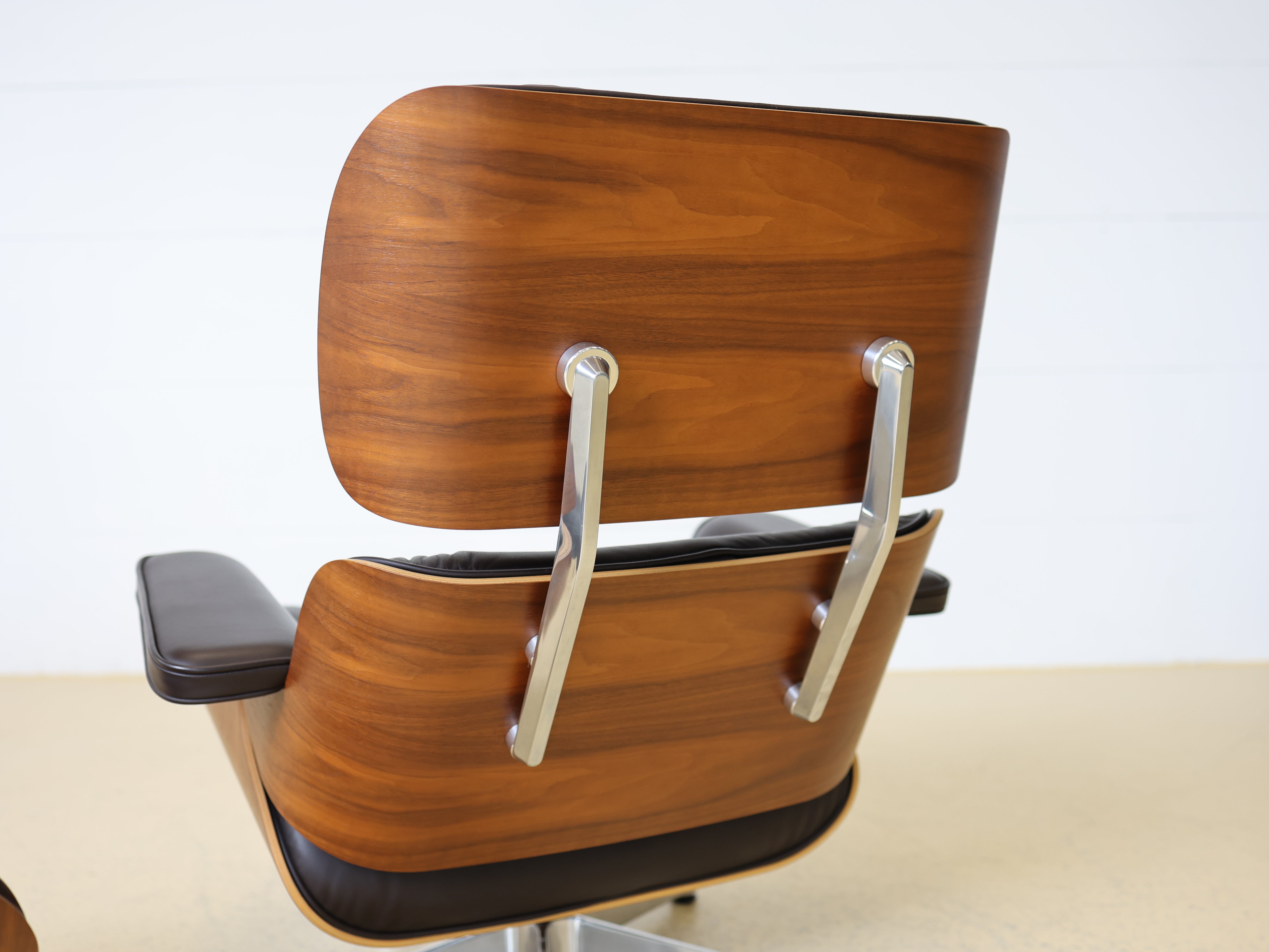 Original Vitra Eames Lounge Chair für Vitra in dunkelbraunem Leder und Nussbaum-Holzschale schwarz pigmentiert. Der ultimative Designklassiker bei atelier TILIJA.