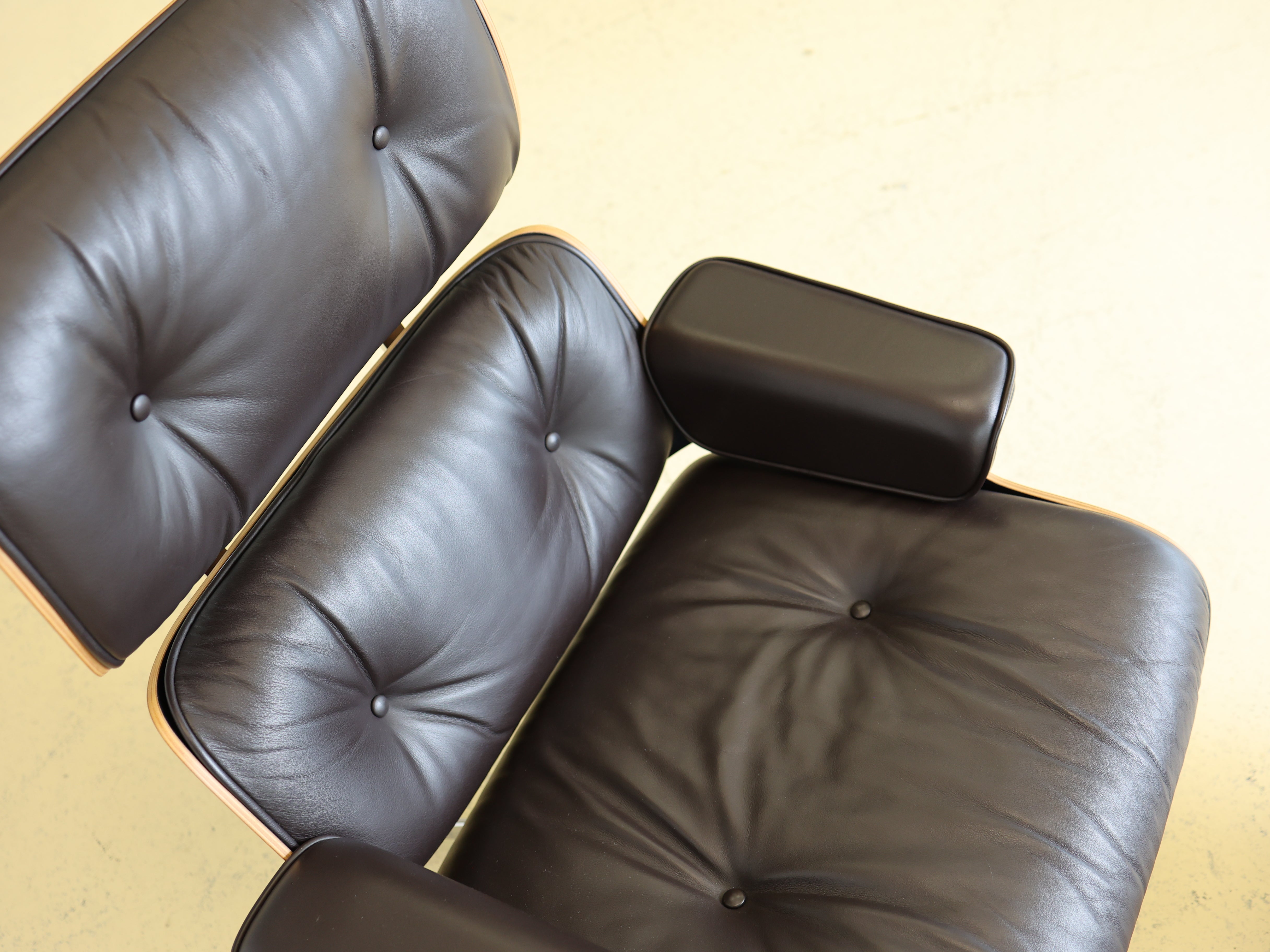 Original Vitra Eames Lounge Chair für Vitra in dunkelbraunem Leder und Nussbaum-Holzschale schwarz pigmentiert. Der ultimative Designklassiker bei atelier TILIJA.