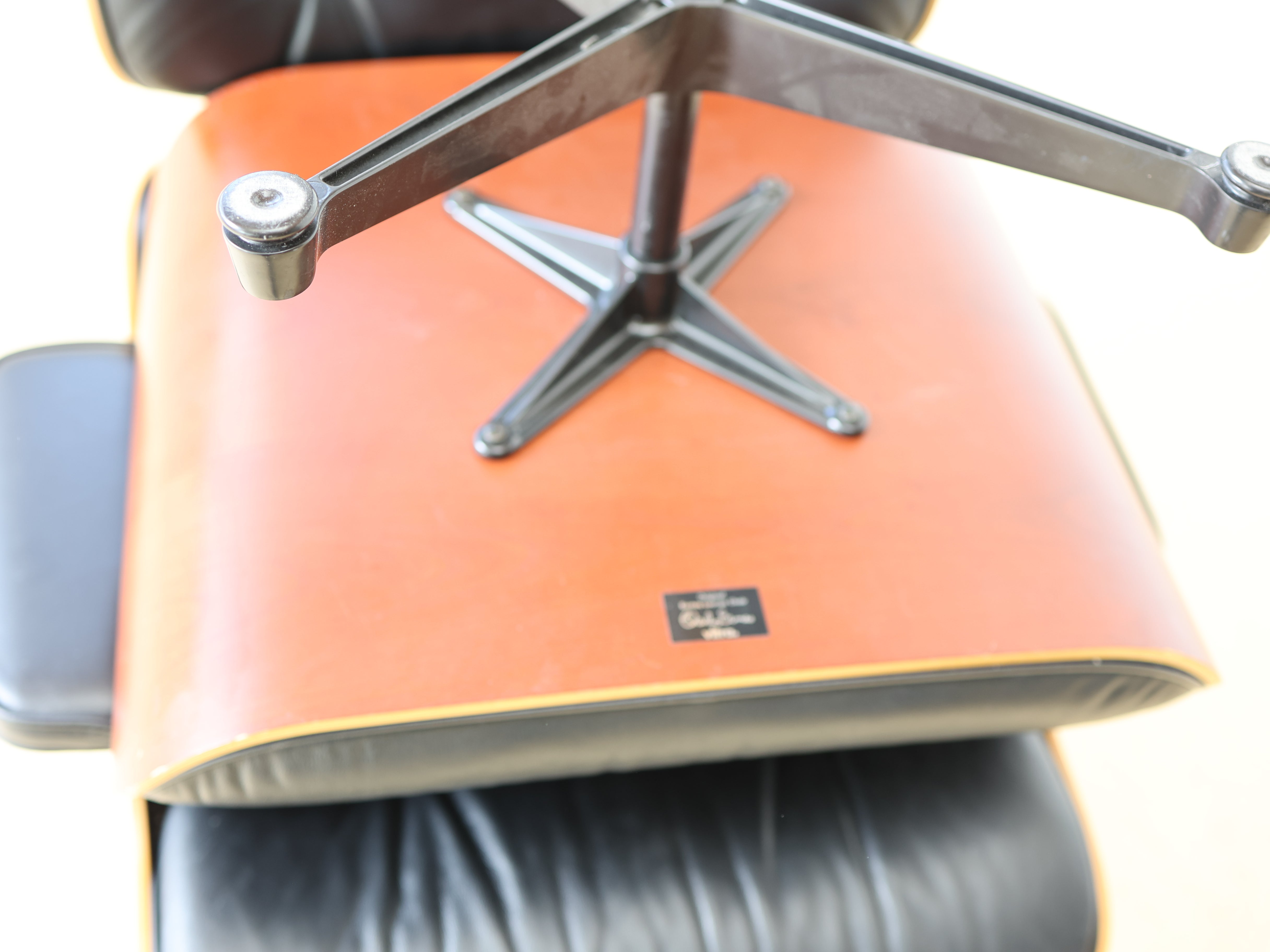 Original Vitra Eames Lounge Chair mit Ottoman in schwarzem Leder und Nussbaum-Holzschale. Der ultimative Designklassiker bei atelier TILIJA.