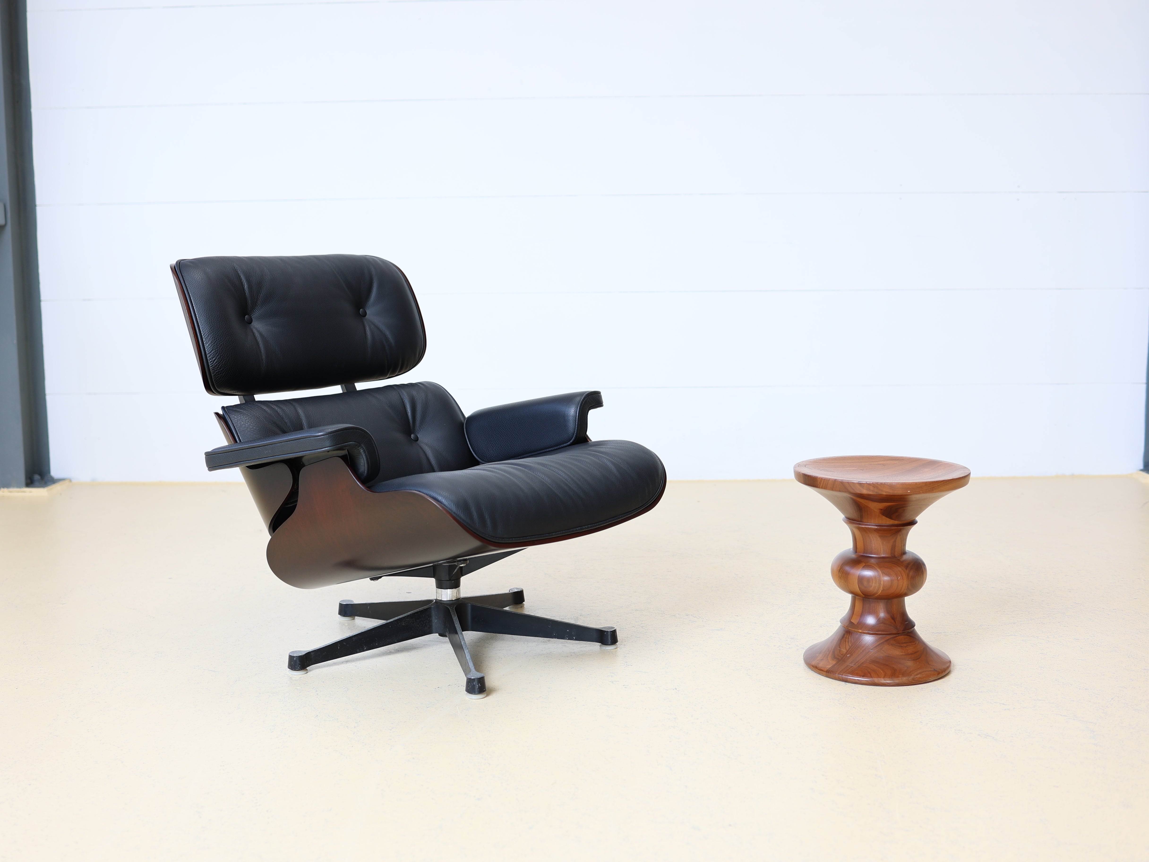 Original Eames Lounge Chair von Hermann Miller in schwarzem Leder und Palisander-Holzschale. Der ultimative Designklassiker bei Atelier Tilija.