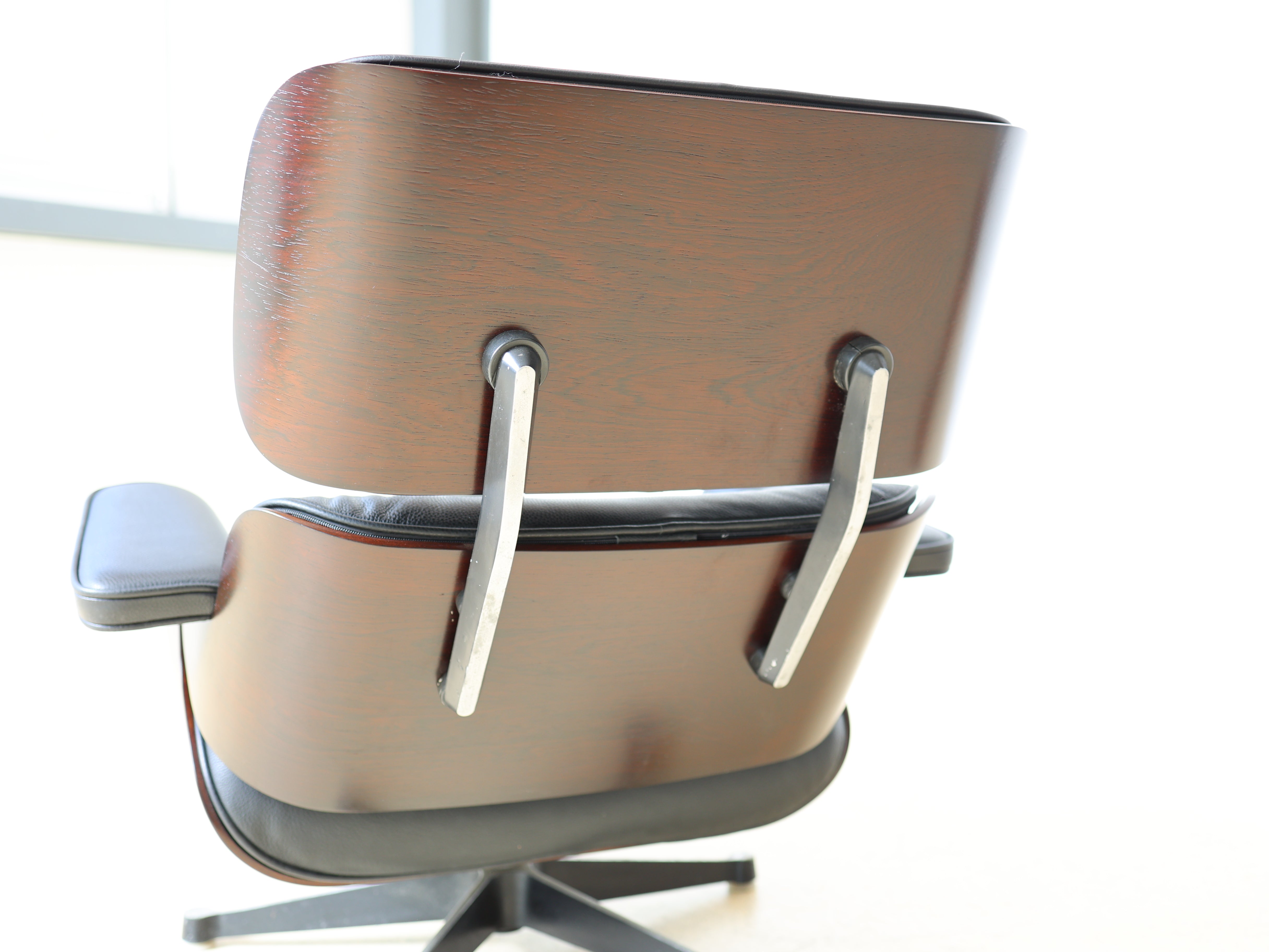 Original Eames Lounge Chair von Hermann Miller in schwarzem Leder und Palisander-Holzschale. Der ultimative Designklassiker bei Atelier Tilija.