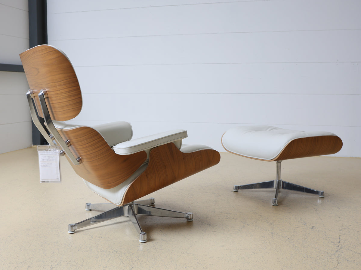 Original Vitra Eames Lounge Chair in weissem Leder und Nussbaum-Holzschale. Der ultimative Designklassiker bei atelier TILIJA.