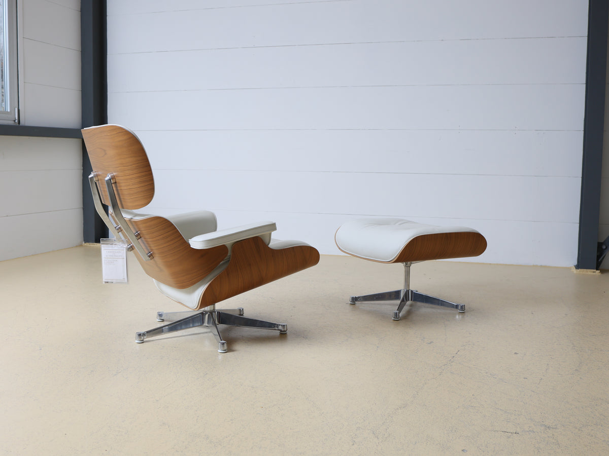 Original Vitra Eames Lounge Chair in weissem Leder und Nussbaum-Holzschale. Der ultimative Designklassiker bei atelier TILIJA.