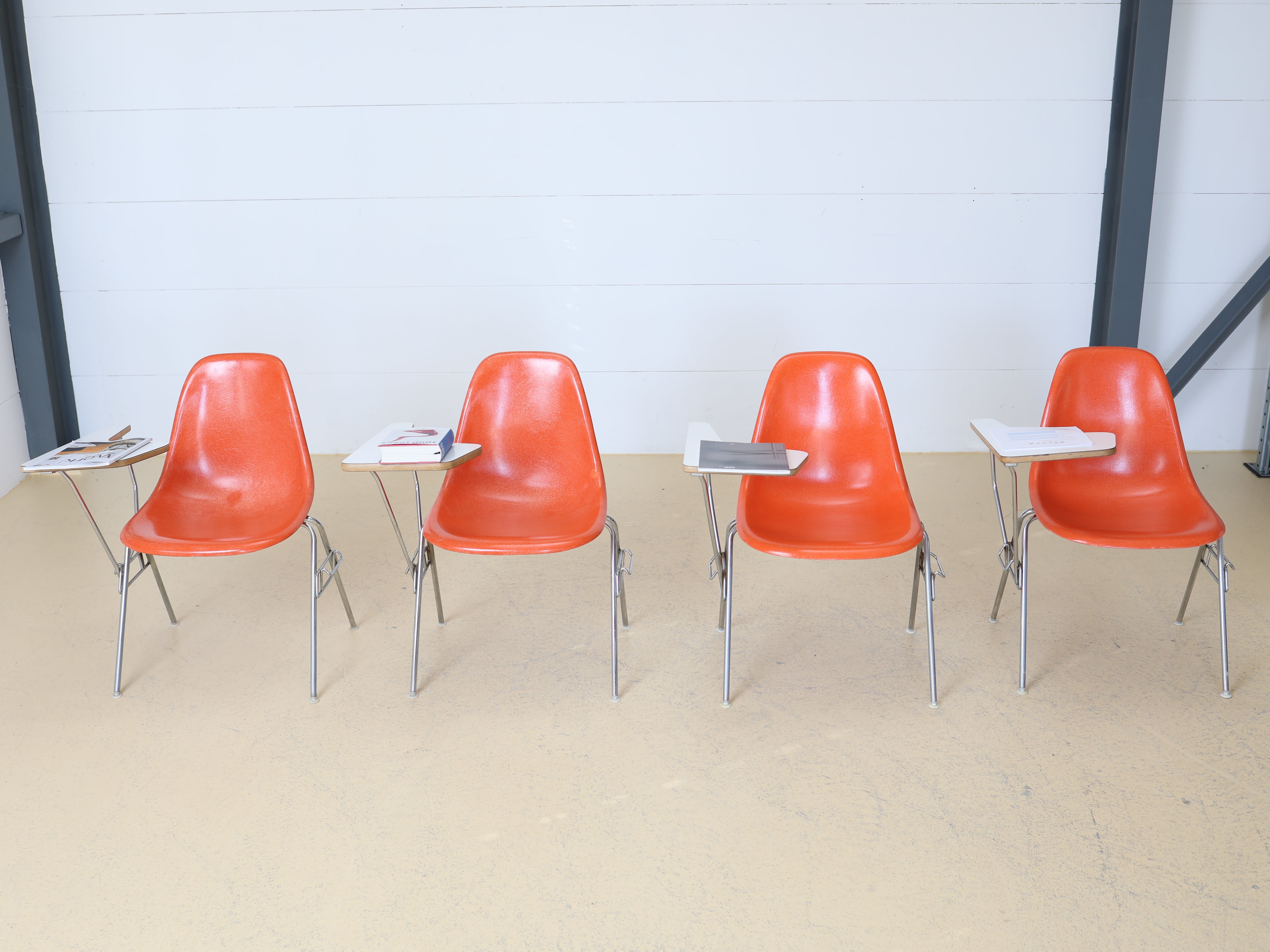 Vitra Eames Side Chair mit integriertem schwarzem Ablagetisch (Tablet Arm) und verchromtem Untergestell. Ein seltener Vintage-Designklassiker von Charles & Ray Eames bei atelier TILIJA