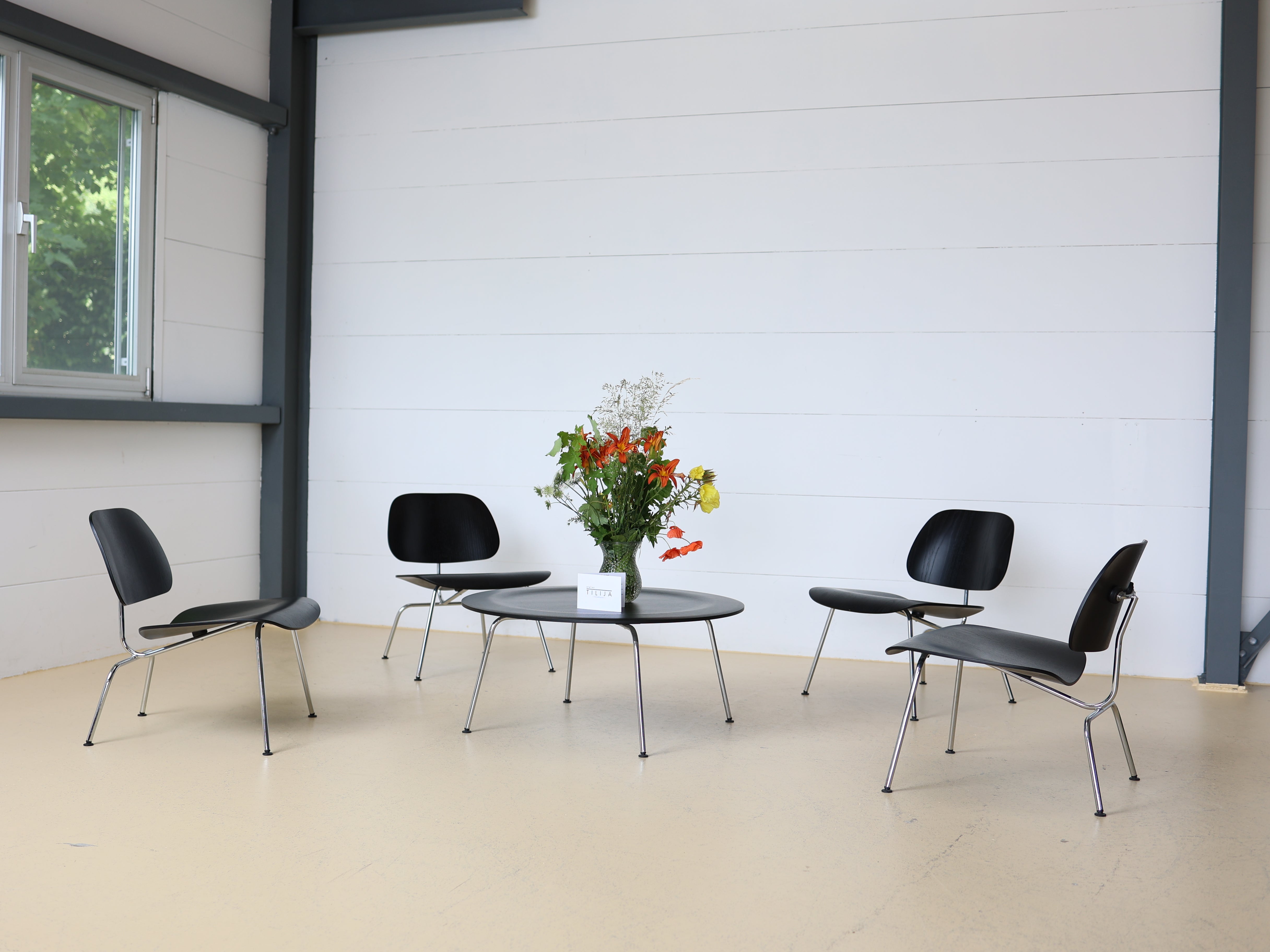 Ein Vitra Eames LCM Lounge Chair Metal aus Formsperrholz. Ein skulpturaler Designklassiker von Charles & Ray Eames bei atelier TILIJA.