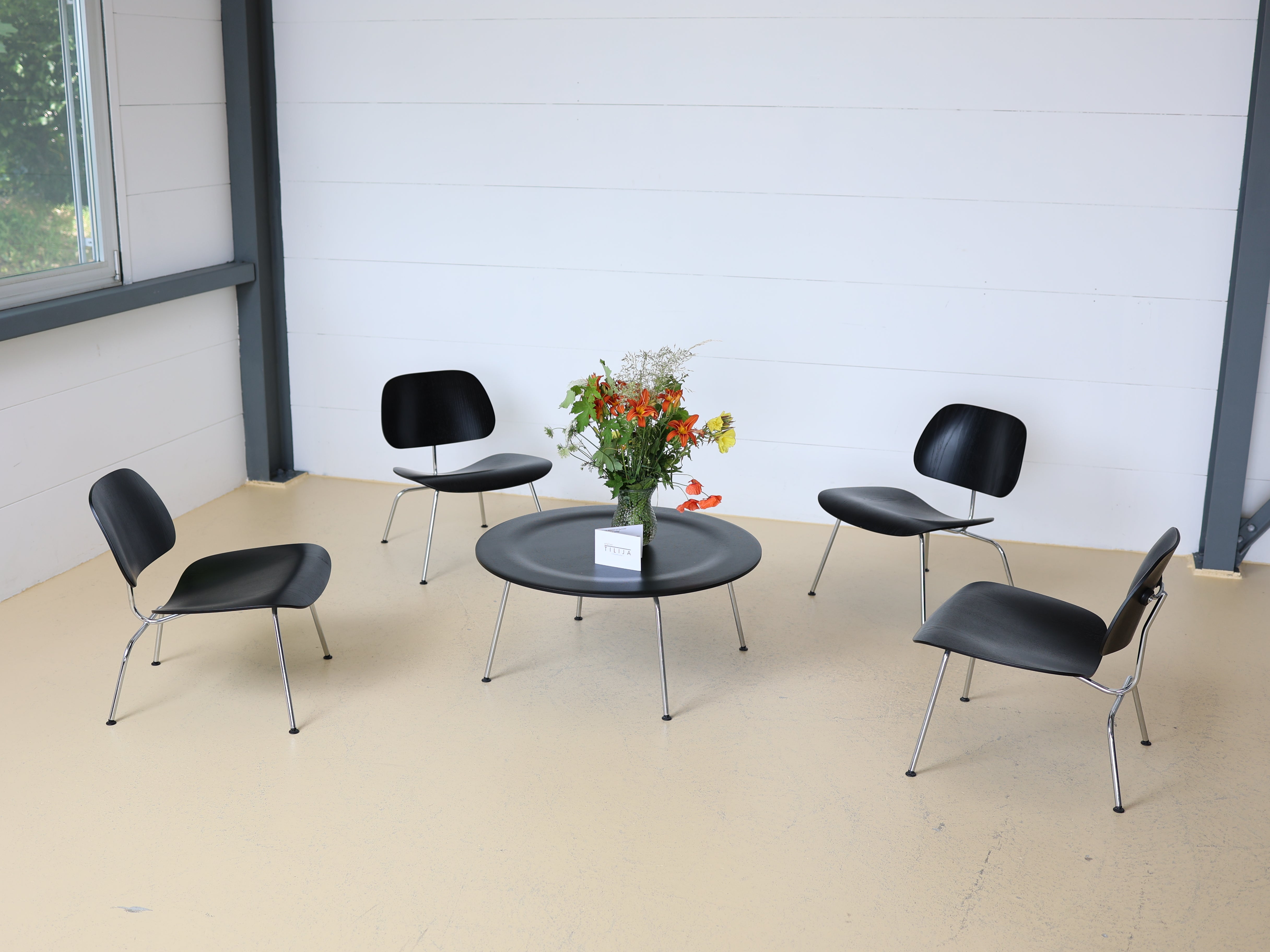 Ein Vitra Eames LCM Lounge Chair Metal aus Formsperrholz. Ein skulpturaler Designklassiker von Charles & Ray Eames bei atelier TILIJA.