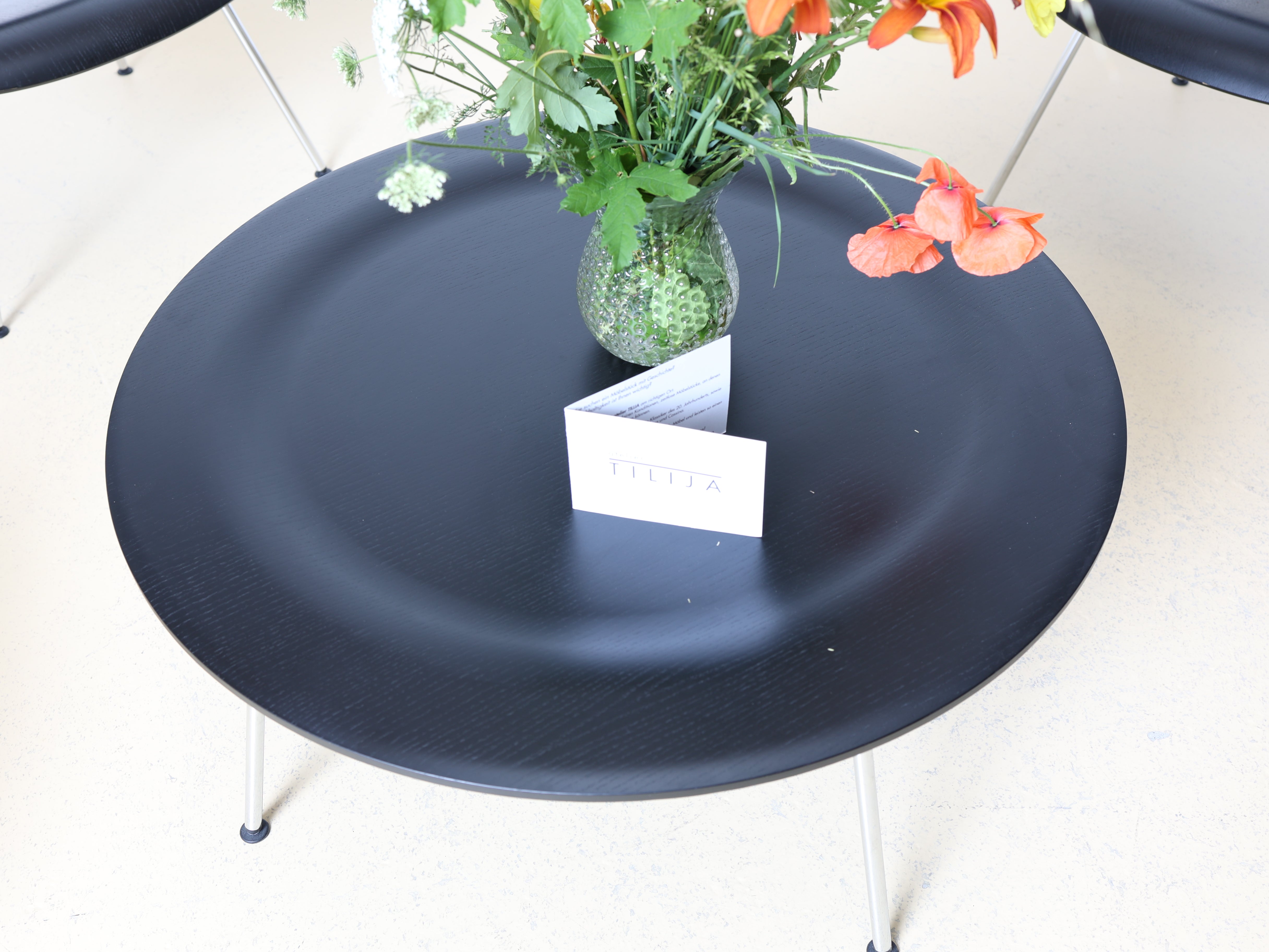 Ein Vitra Eames LCM Lounge Chair Metal aus Formsperrholz. Ein skulpturaler Designklassiker von Charles & Ray Eames bei atelier TILIJA.