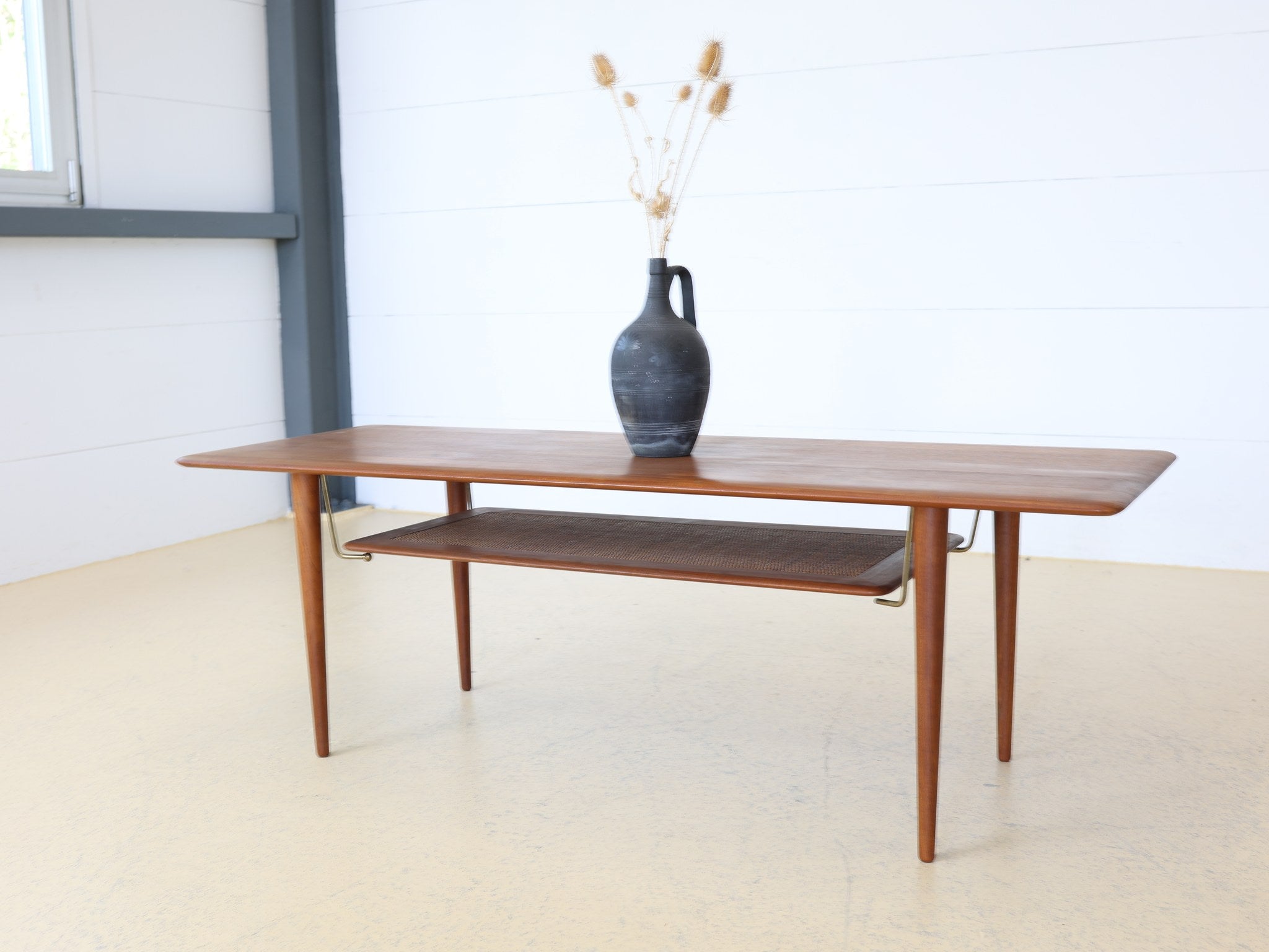 Rattan-Ablage mit Messing-Halterungen des FD-516 Couchtischs