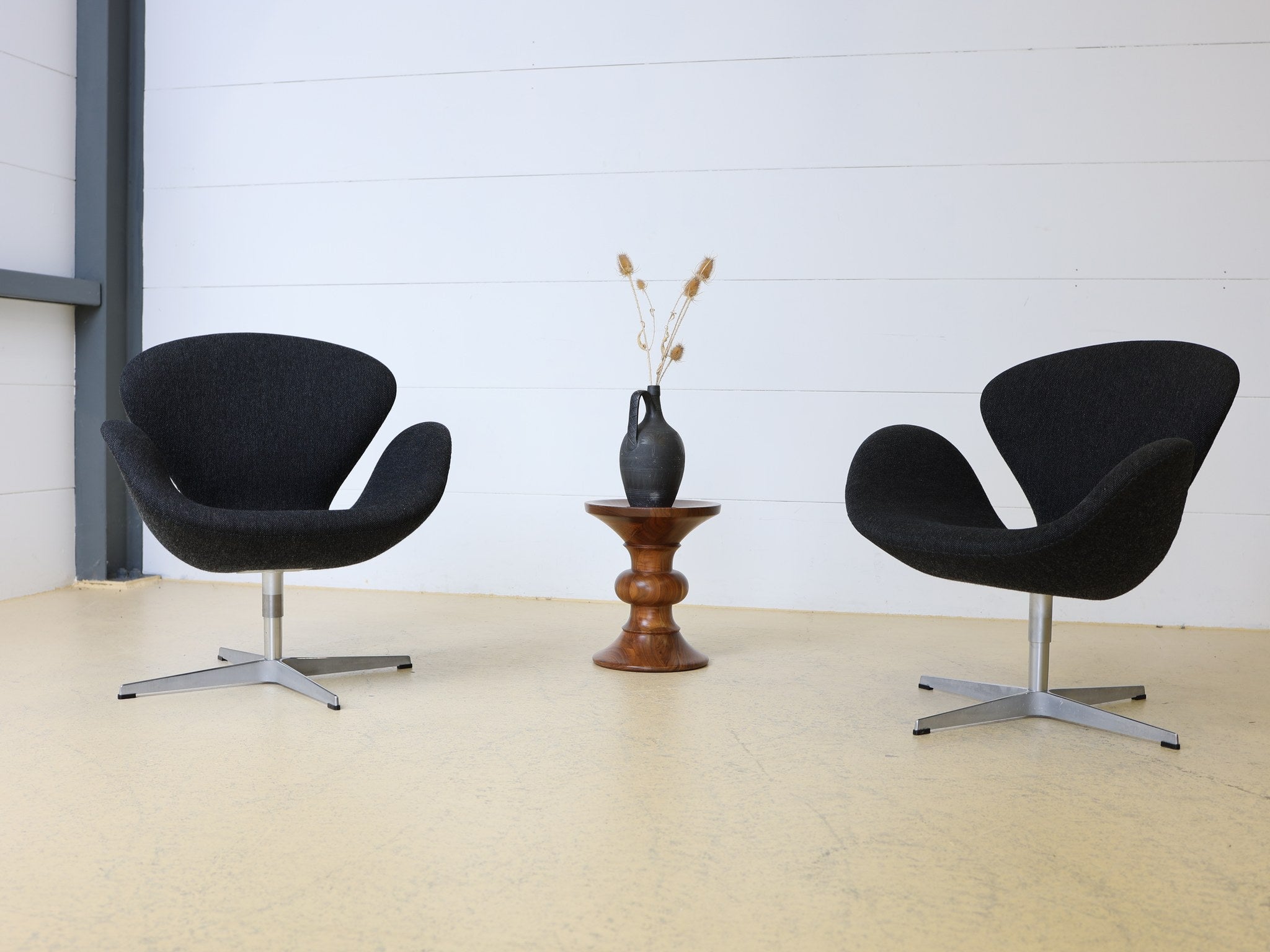 Swan Chair Paar von Fritz Hansen in anthrazitfarbenem Wollstoff Frontalansicht