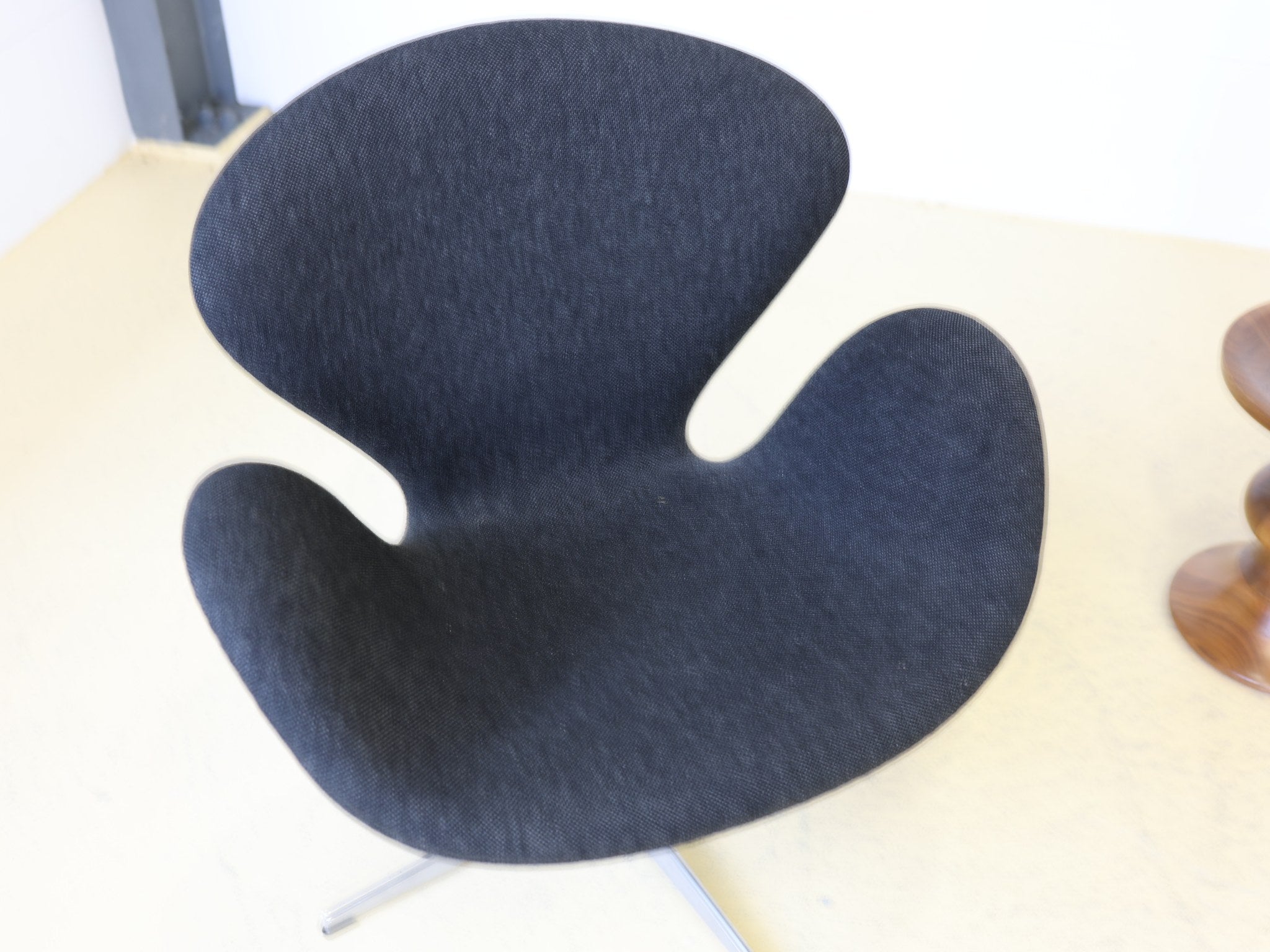 Arne Jacobsen Swan Chair mit poliertem Aluminium-Drehgestell Detail