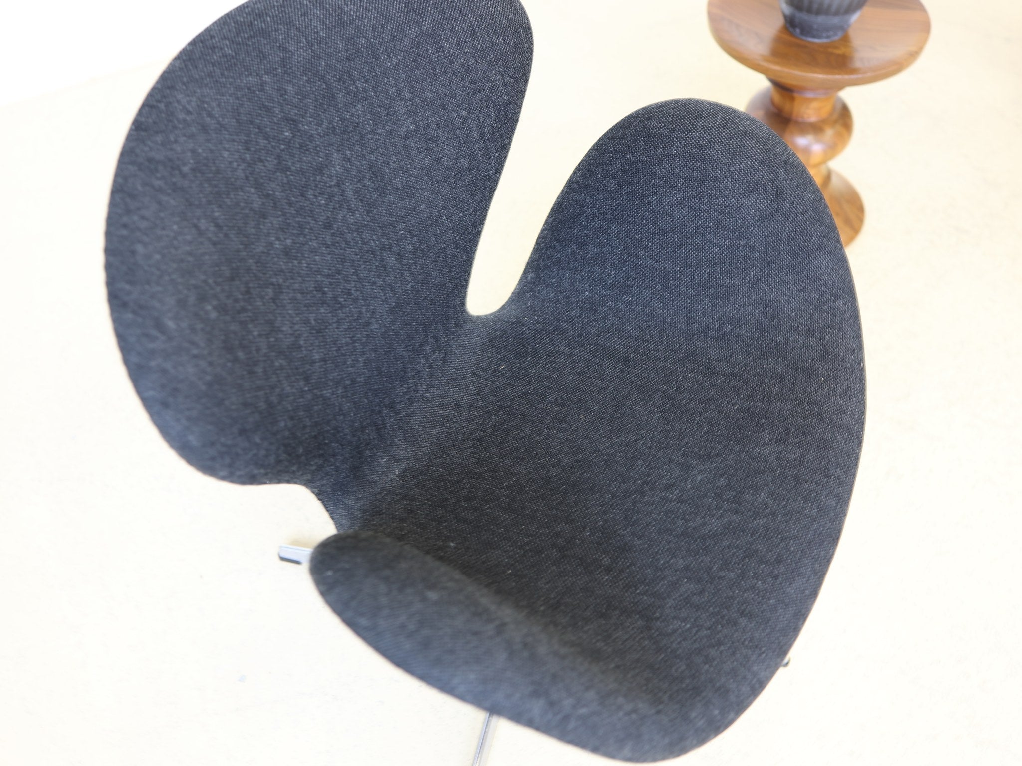 Swan Chair Signatur Fritz Hansen auf Aluminium-Gestell Nahaufnahme