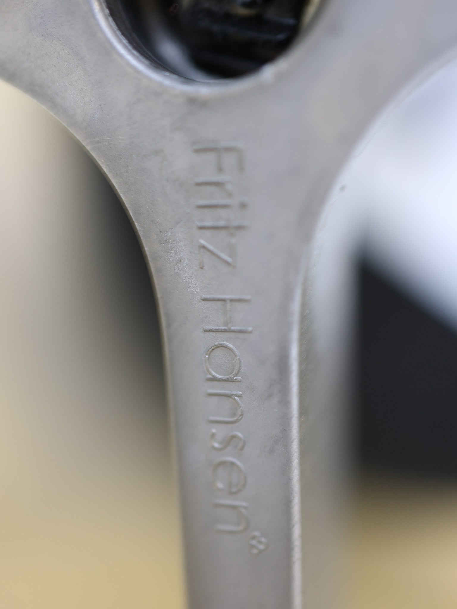 Arne Jacobsen Swan Chair geschwungene Armlehne Detail