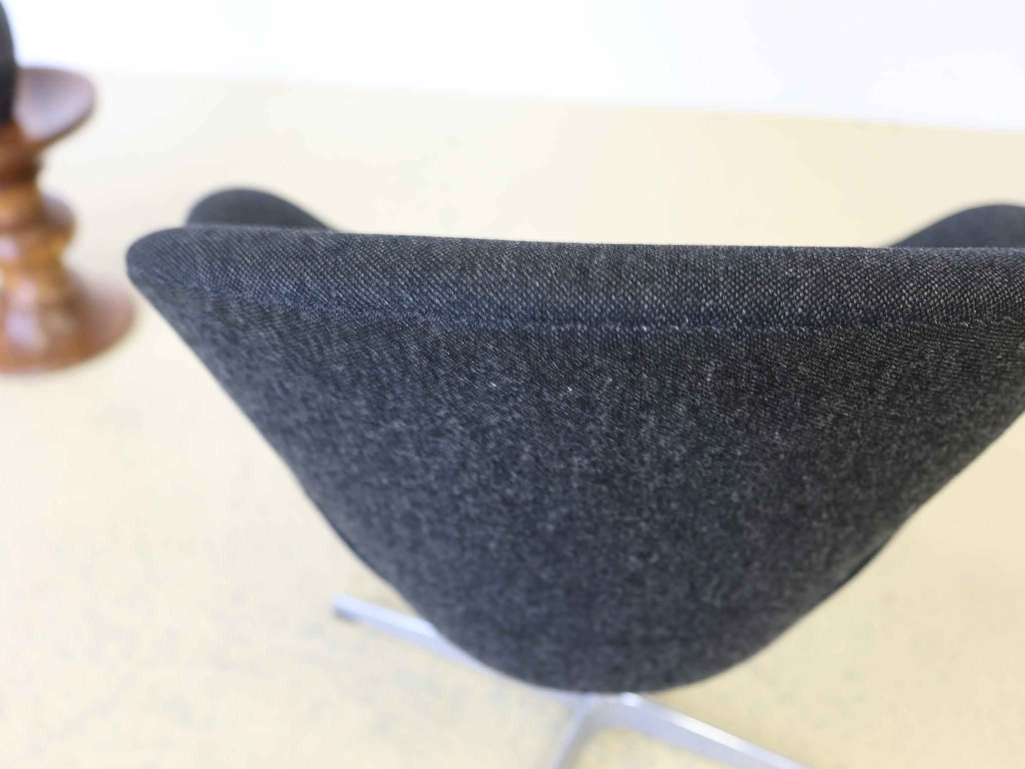 Fritz Hansen Swan Chair Paar identische Ausführung Gesamtansicht