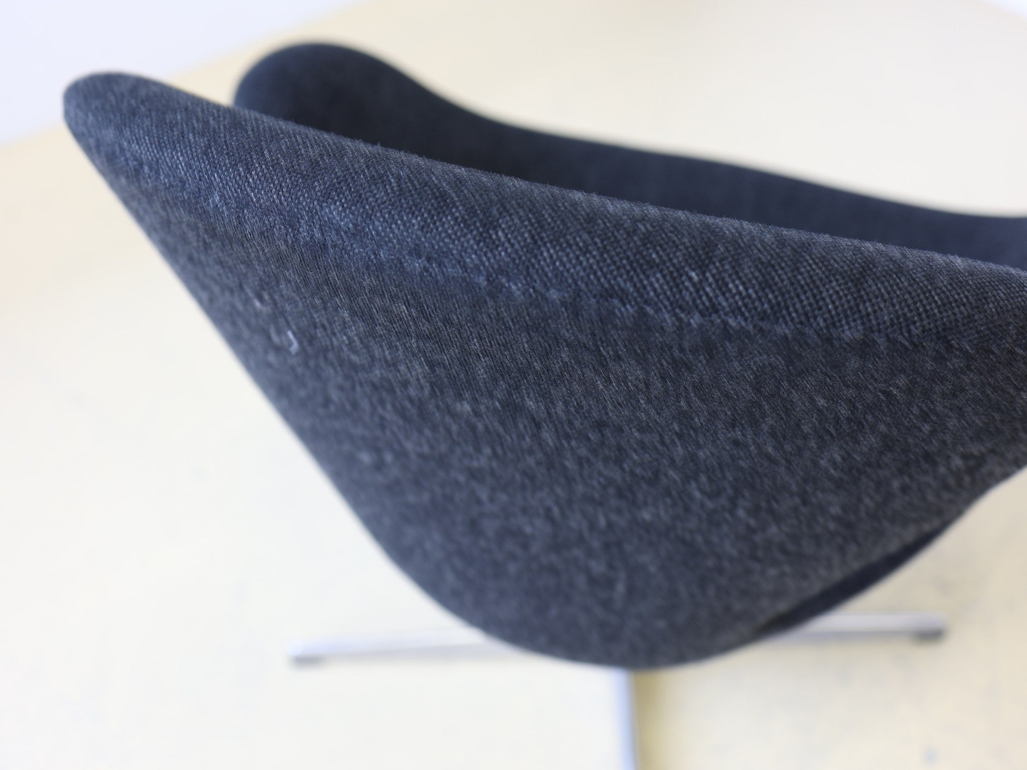 Swan Chair Vierstern-Drehgestell poliertes Aluminium Detailaufnahme