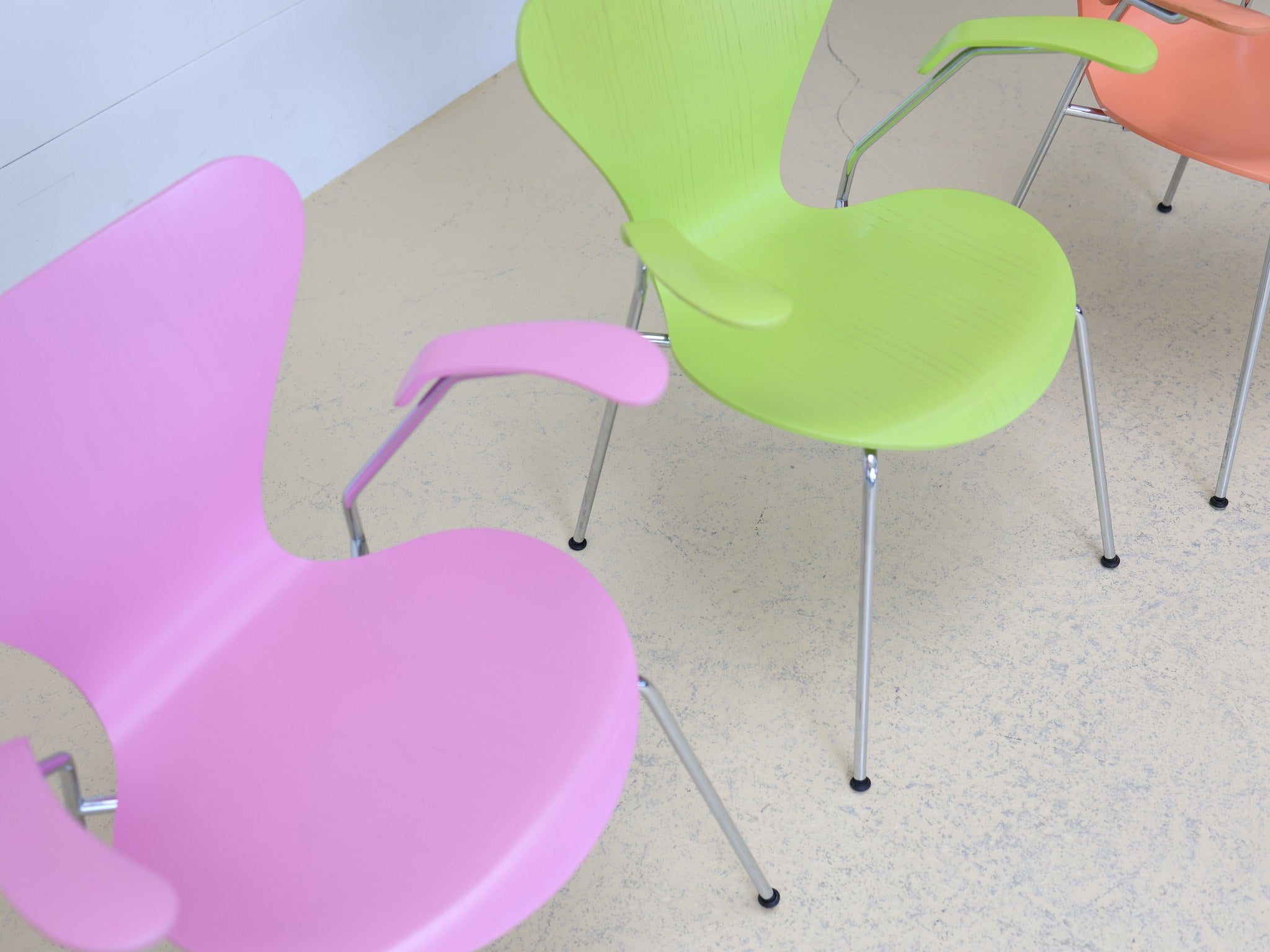 Arne Jacobsen Series 7 in Chevalier Orange und Pink bei atelier TILIJA