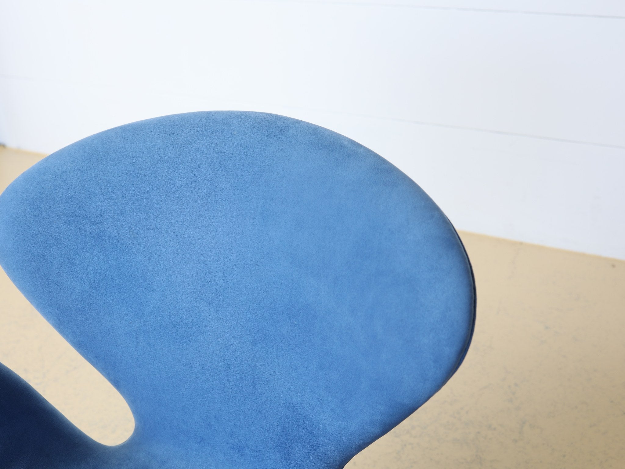 Swan Chair 3320 von Fritz Hansen in Hellblau seitliche Perspektive