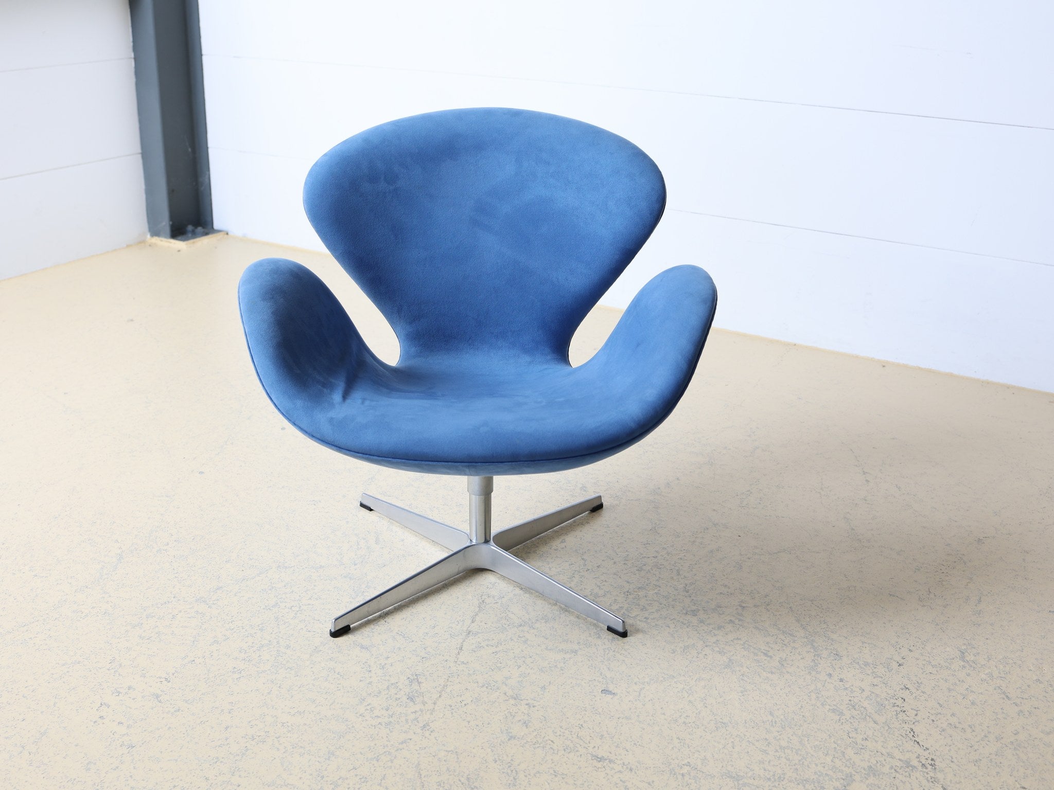 Fritz Hansen Swan Chair Viersternfuss Aluminium poliert Nahaufnahme