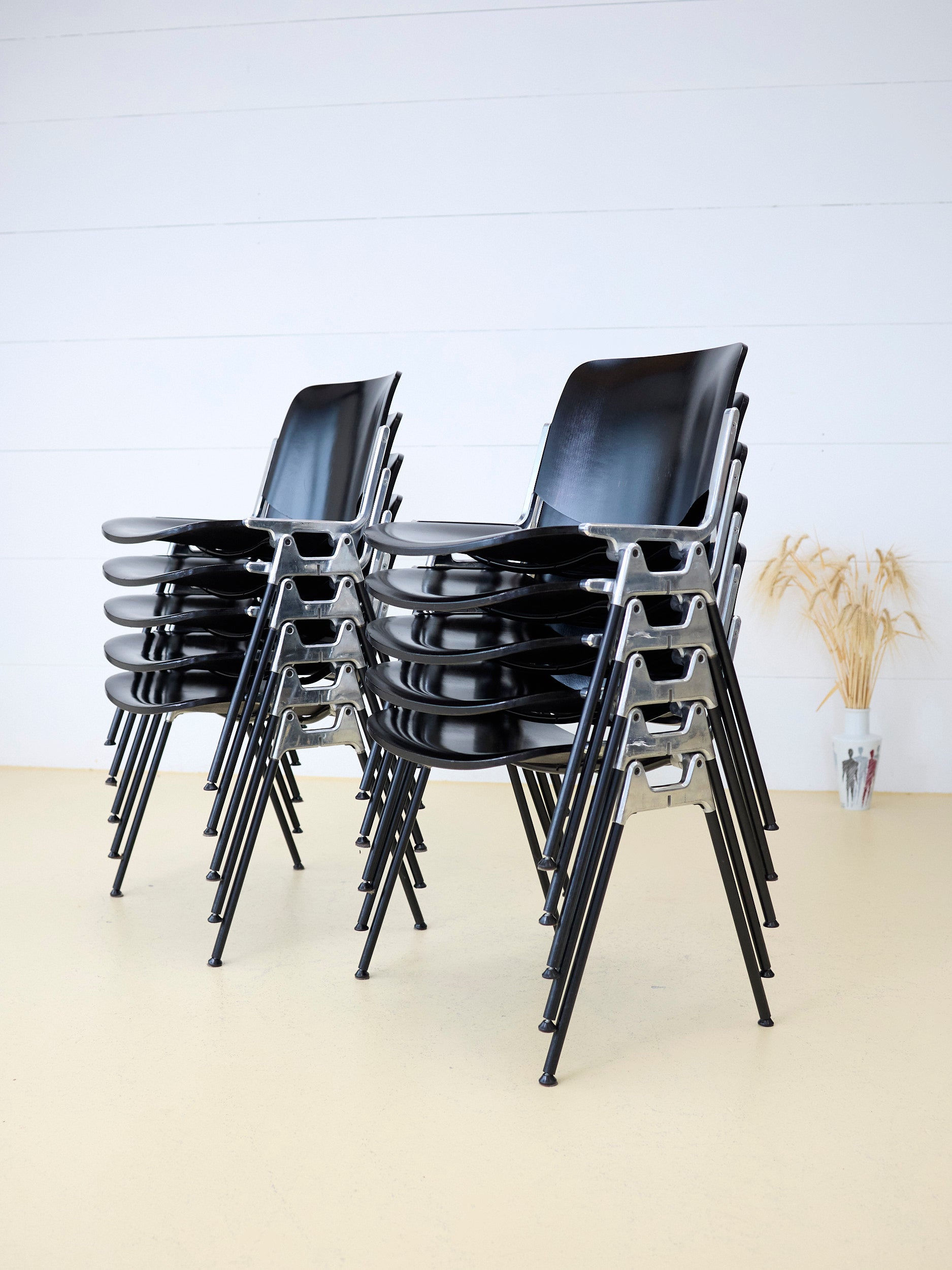 Castelli DSC 106 Stuhl von Giancarlo Piretti. Italienische Designklassiker für das Büro, den Meetingraum oder das Sitzungszimmer bei atelier TILIJA.