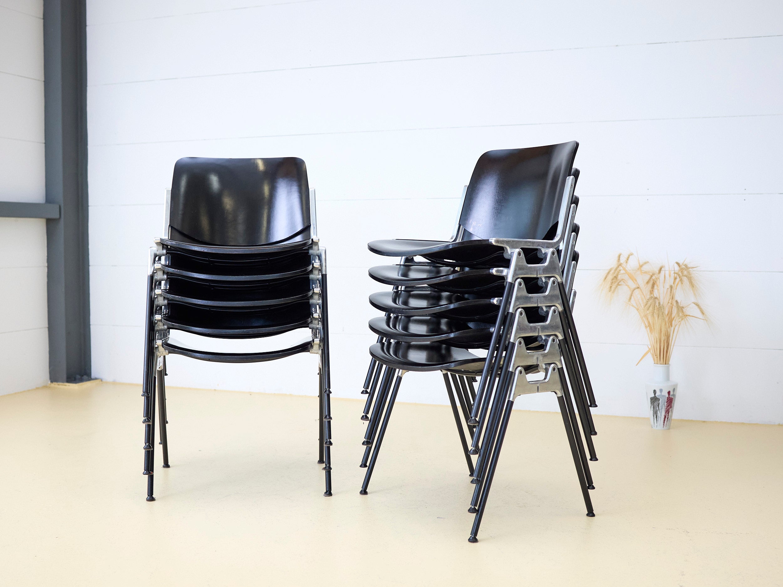 Castelli DSC 106 Stuhl von Giancarlo Piretti. Italienische Designklassiker für das Büro, den Meetingraum oder das Sitzungszimmer bei atelier TILIJA.